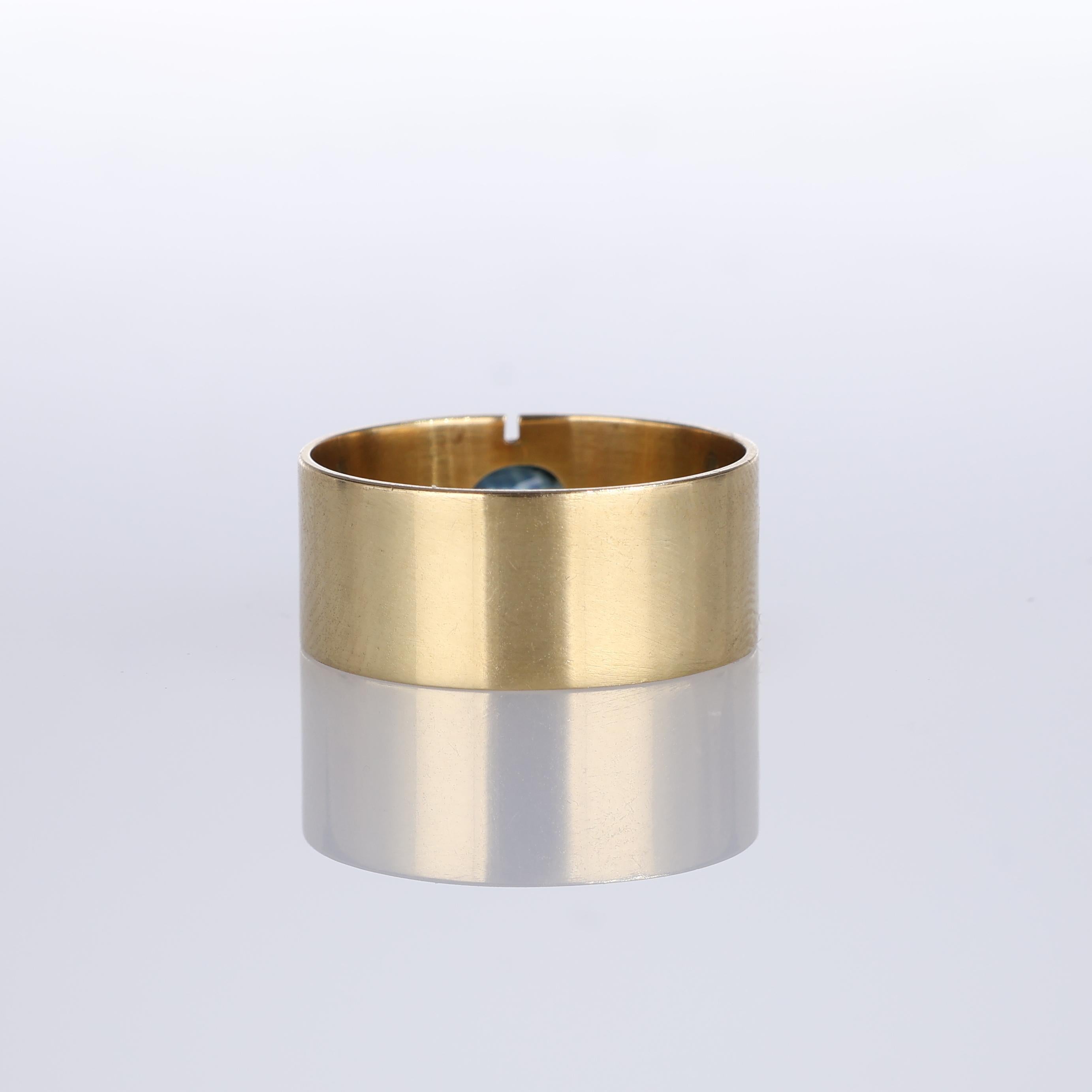 Women's or Men's 18K Yellow Gold Band Ring with Oval Sapphire For Sale