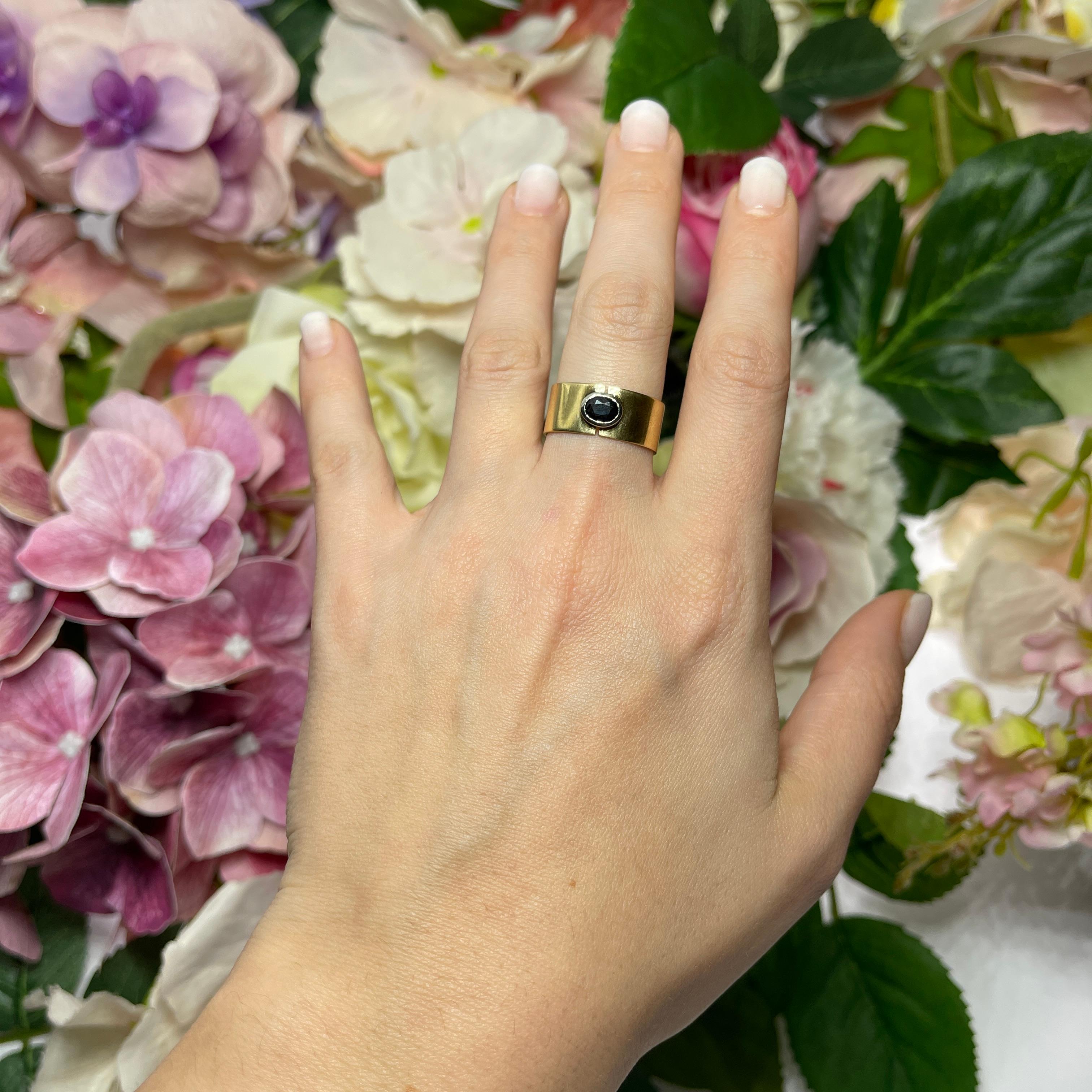 18K Yellow Gold Band Ring with Oval Sapphire For Sale 1