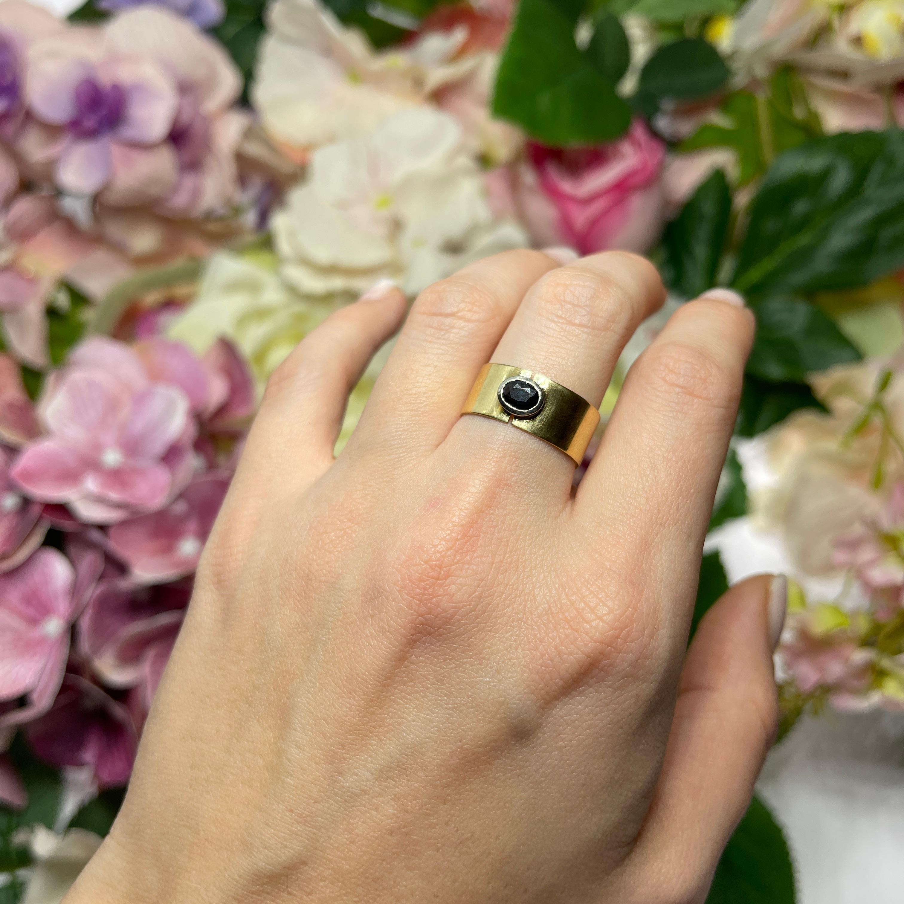 18K Yellow Gold Band Ring with Oval Sapphire For Sale 2