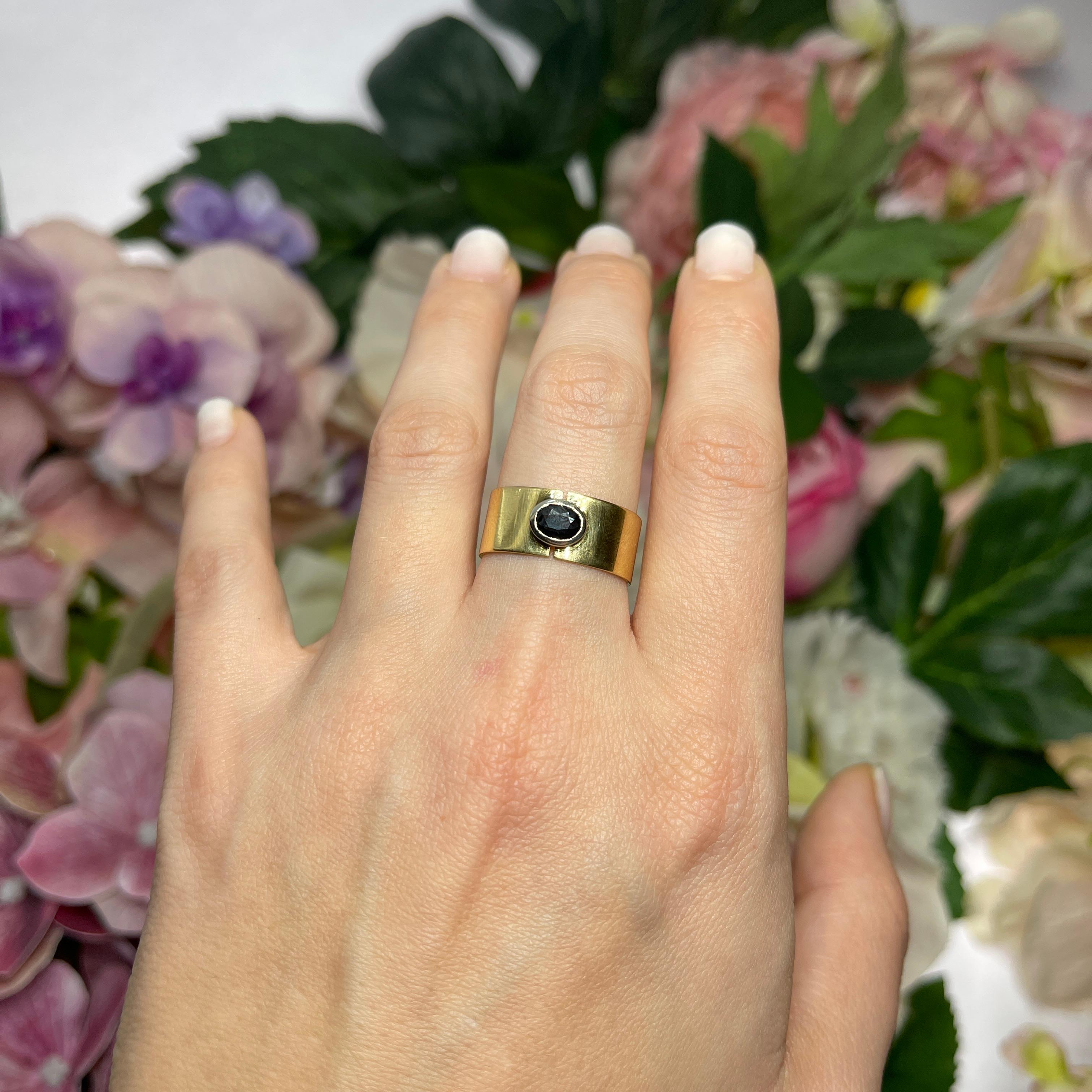 18K Yellow Gold Band Ring with Oval Sapphire For Sale 3