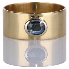 Anello a fascia in oro giallo 18K con zaffiro ovale
