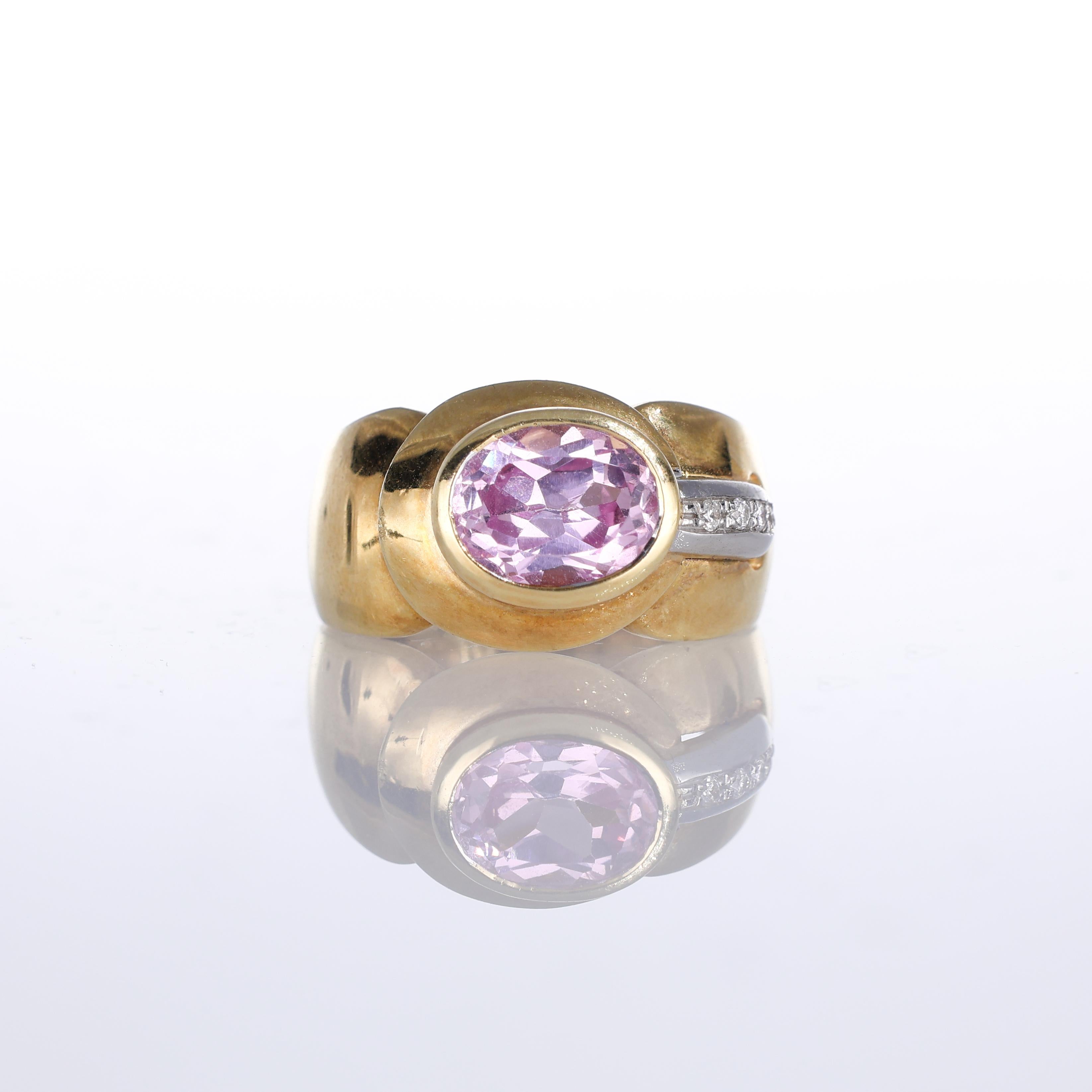 WICHTIGER HINWEIS:
✔ Bei dieser Bestellung fallen keine zusätzlichen Kosten an.
✔ Versand und Zollgebühren werden vollständig von uns übernommen.
--------------------
Ein fesselnder Ring aus 18 Karat Gelbgold, in dessen Mitte ein pinkfarbener
