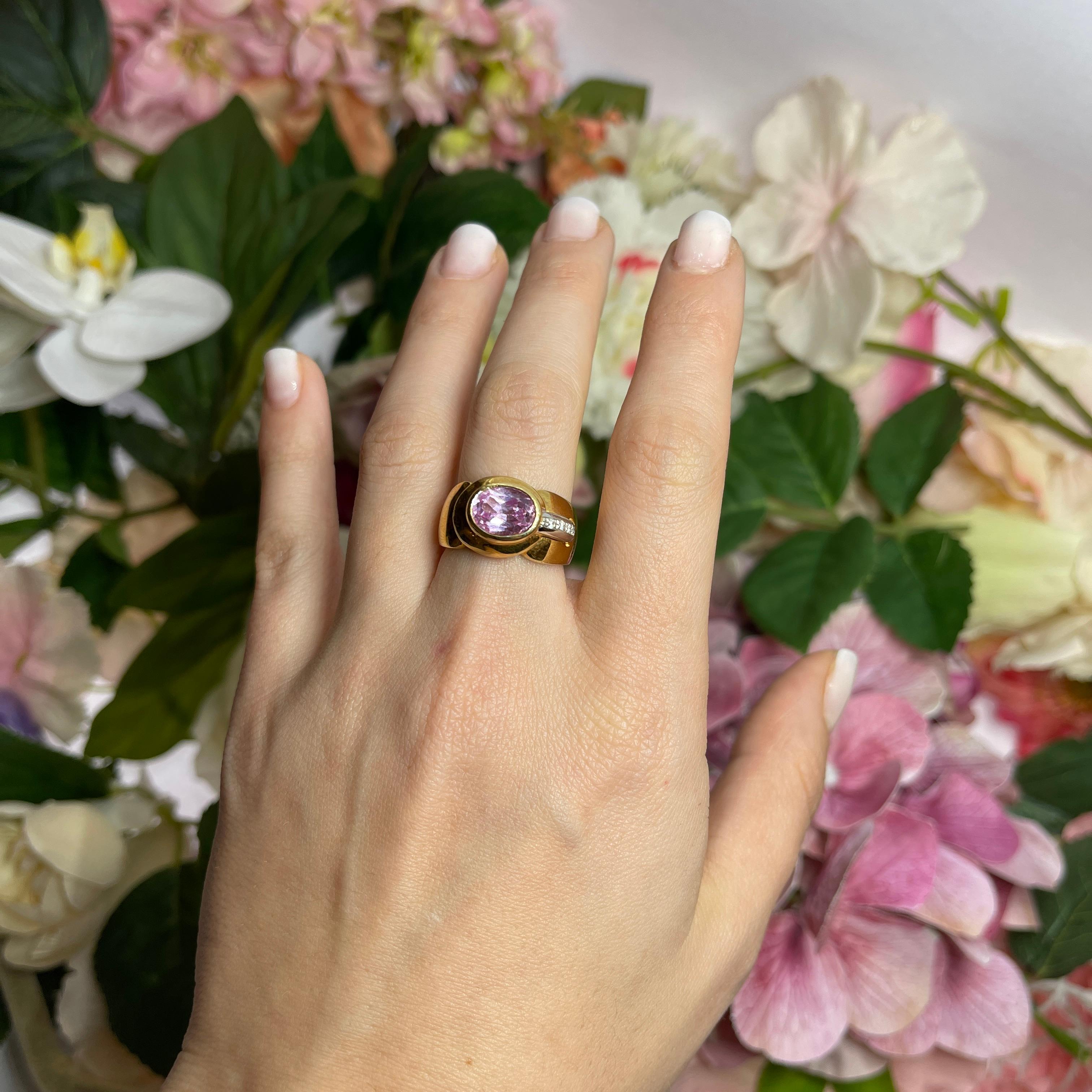 18 Karat Gelbgold Bandring mit rosa Turmalin und Diamanten im Angebot 1