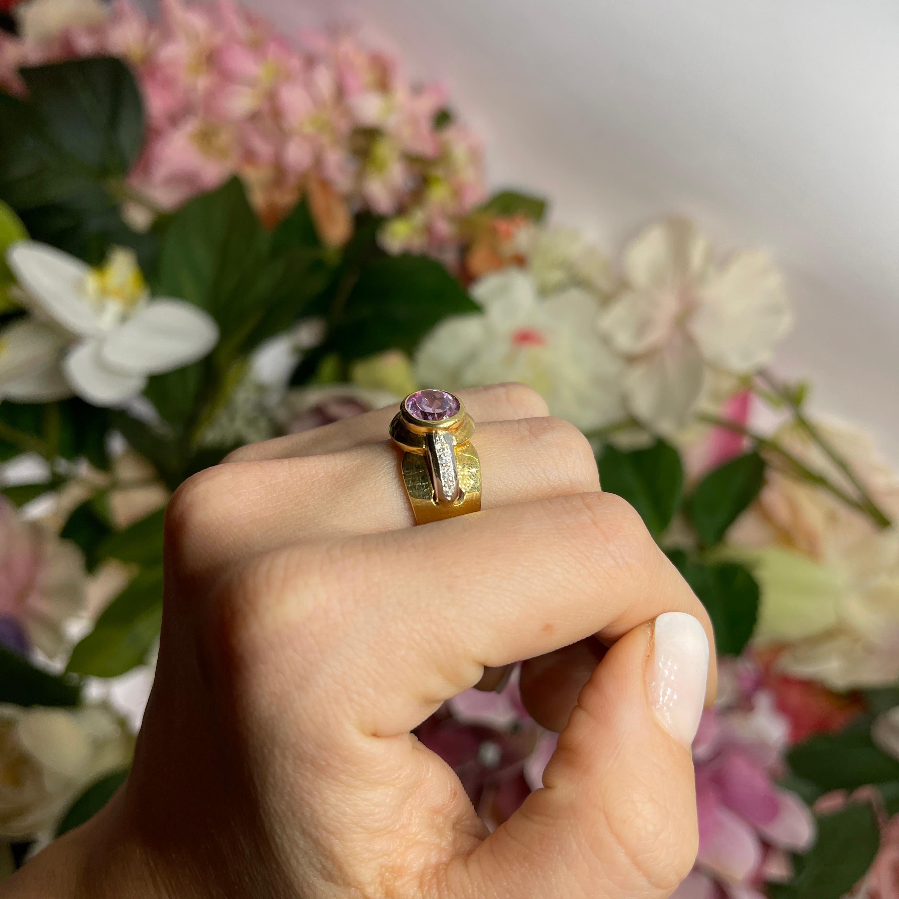 18 Karat Gelbgold Bandring mit rosa Turmalin und Diamanten im Angebot 4