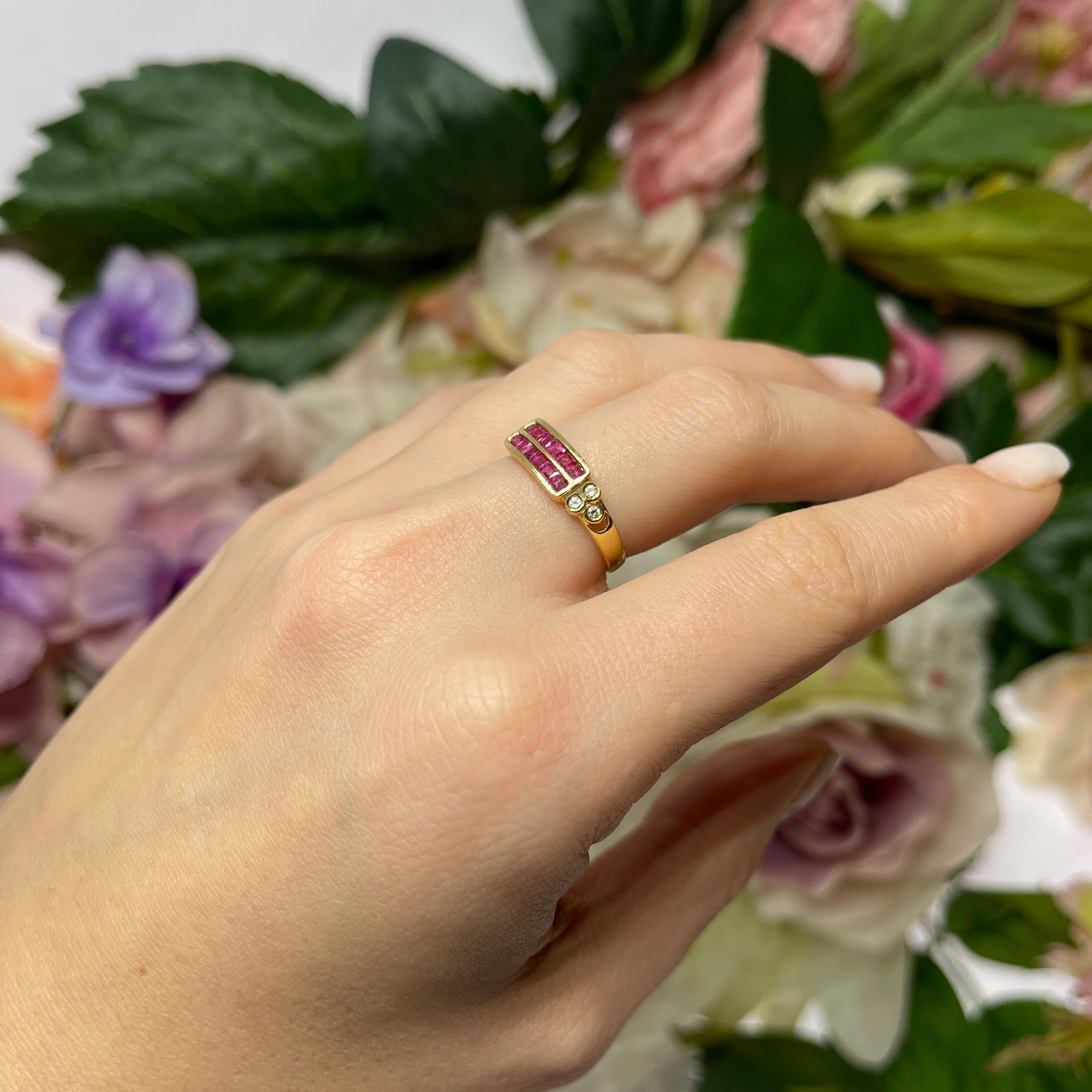 Bague jonc en or jaune 18 carats avec rubis et diamants en vente 5