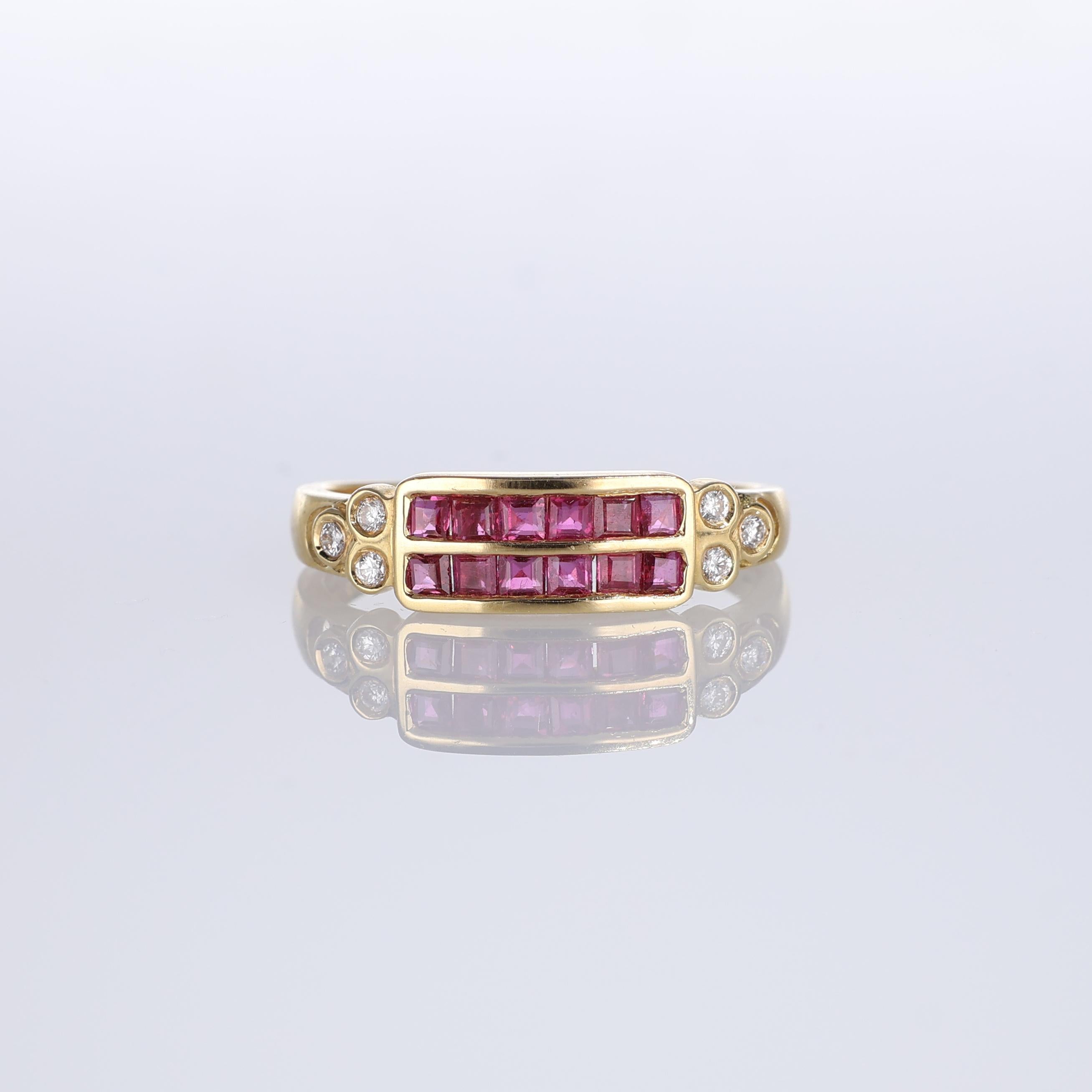 NOTE IMPORTANTE :
✔ Aucun coût supplémentaire ne sera ajouté à cette commande.
✔ Les frais d'expédition et de douane sont entièrement à notre charge.
--------------------
Cette élégante bague en or jaune 18 carats présente deux rangées de rubis