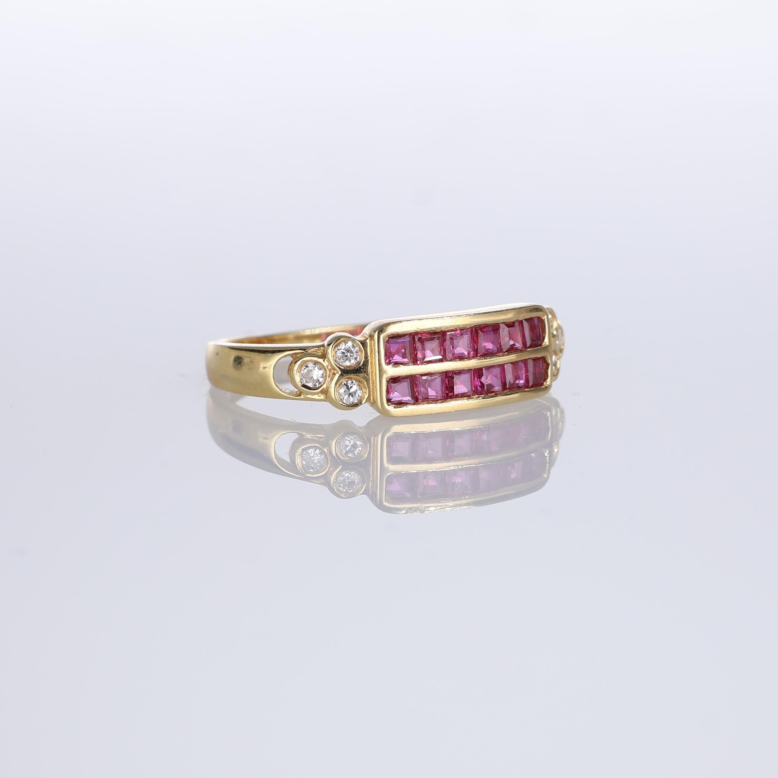 Taille brillant Bague jonc en or jaune 18 carats avec rubis et diamants en vente