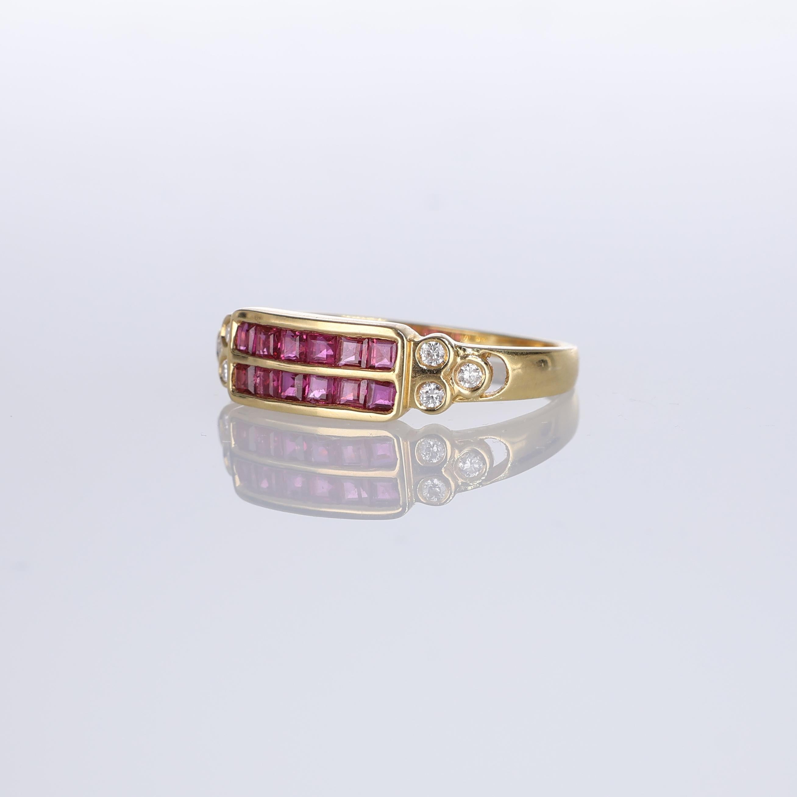 Bague jonc en or jaune 18 carats avec rubis et diamants Neuf - En vente à Bergamo, BG
