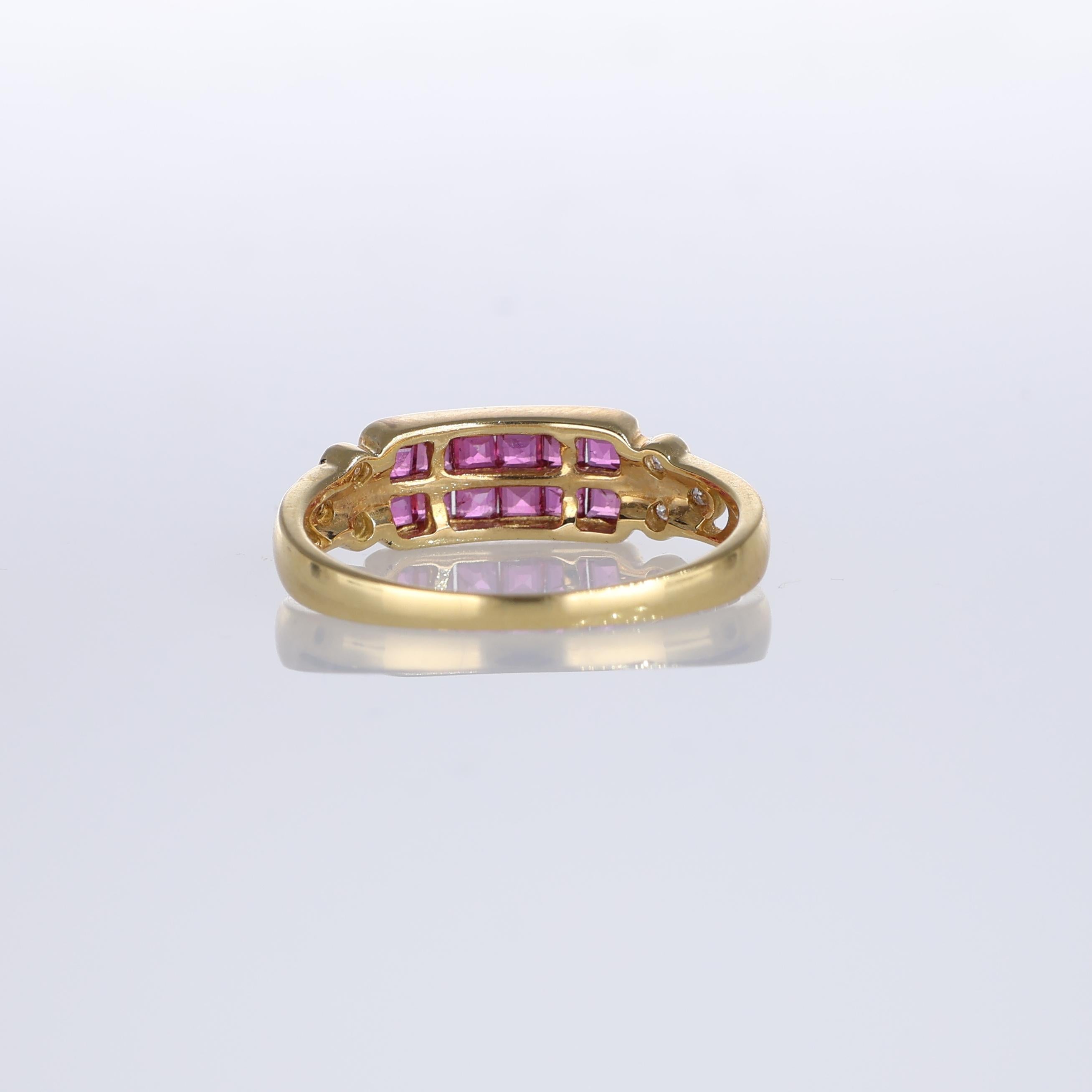 Bague jonc en or jaune 18 carats avec rubis et diamants Unisexe en vente