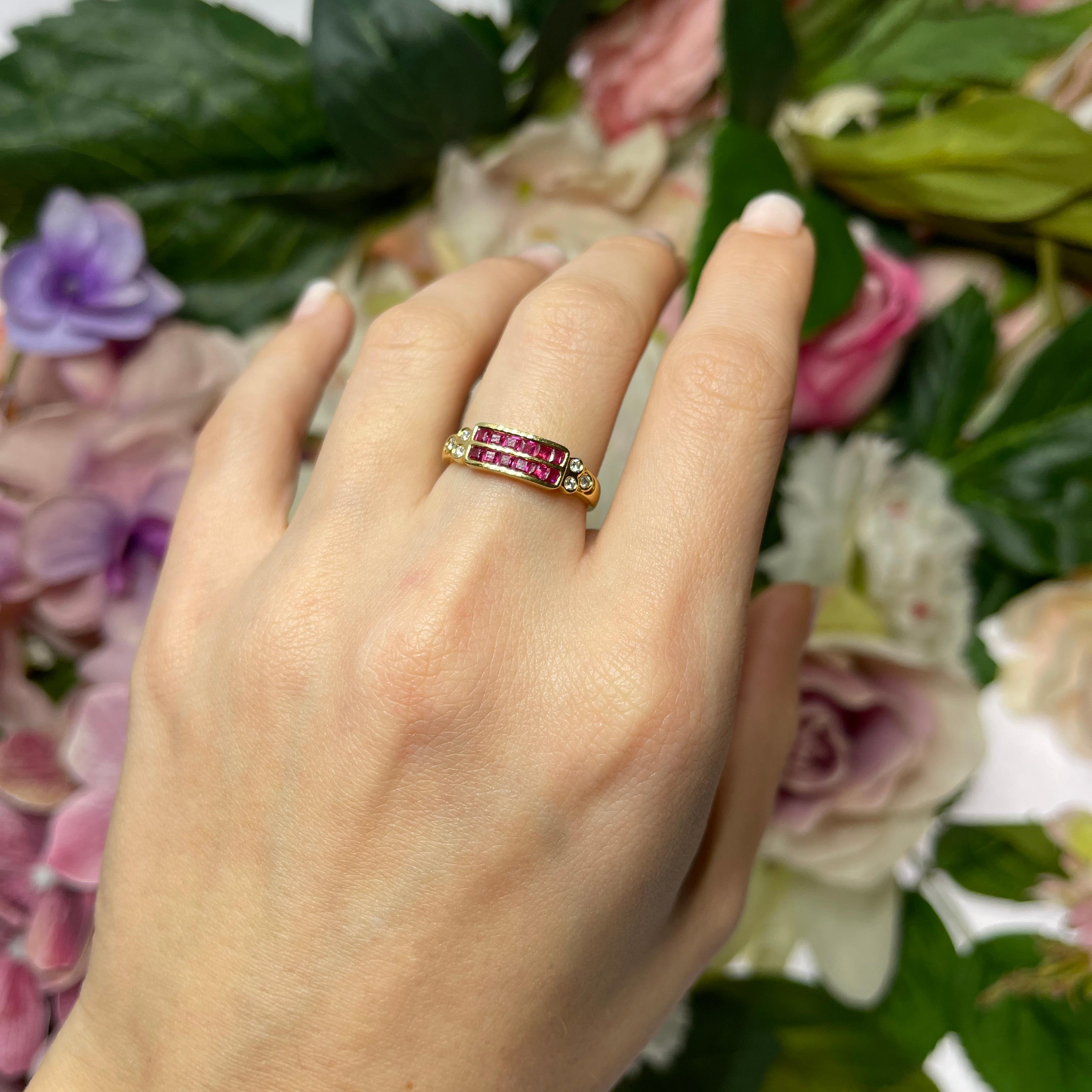 Bague jonc en or jaune 18 carats avec rubis et diamants en vente 2