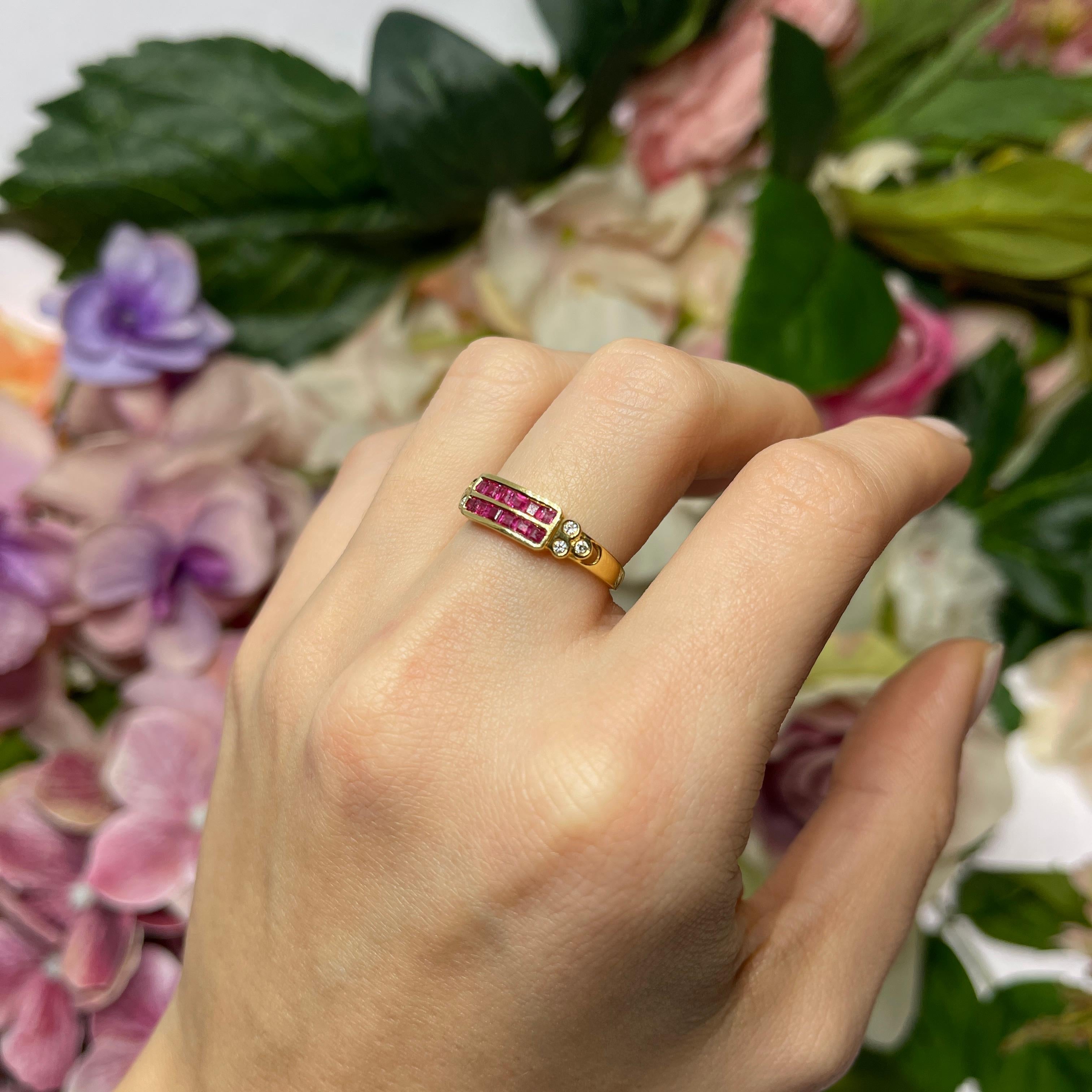 Bague jonc en or jaune 18 carats avec rubis et diamants en vente 3