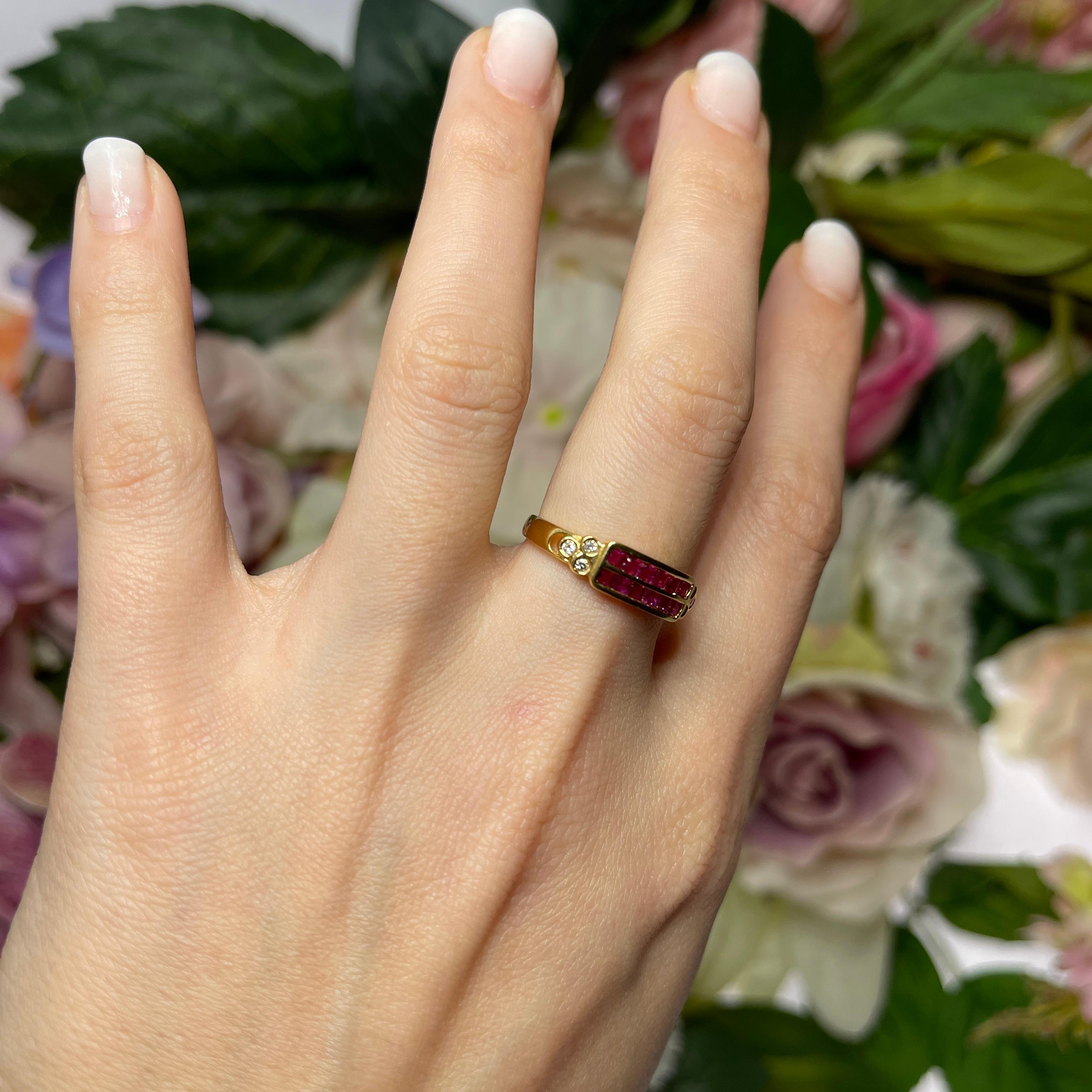 Bague jonc en or jaune 18 carats avec rubis et diamants en vente 4