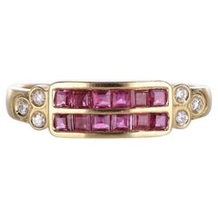 Anillo de oro amarillo de 18 quilates con rubíes y diamantes