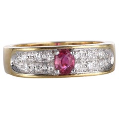 Anillo de oro amarillo de 18 quilates con pavé de rubíes y diamantes