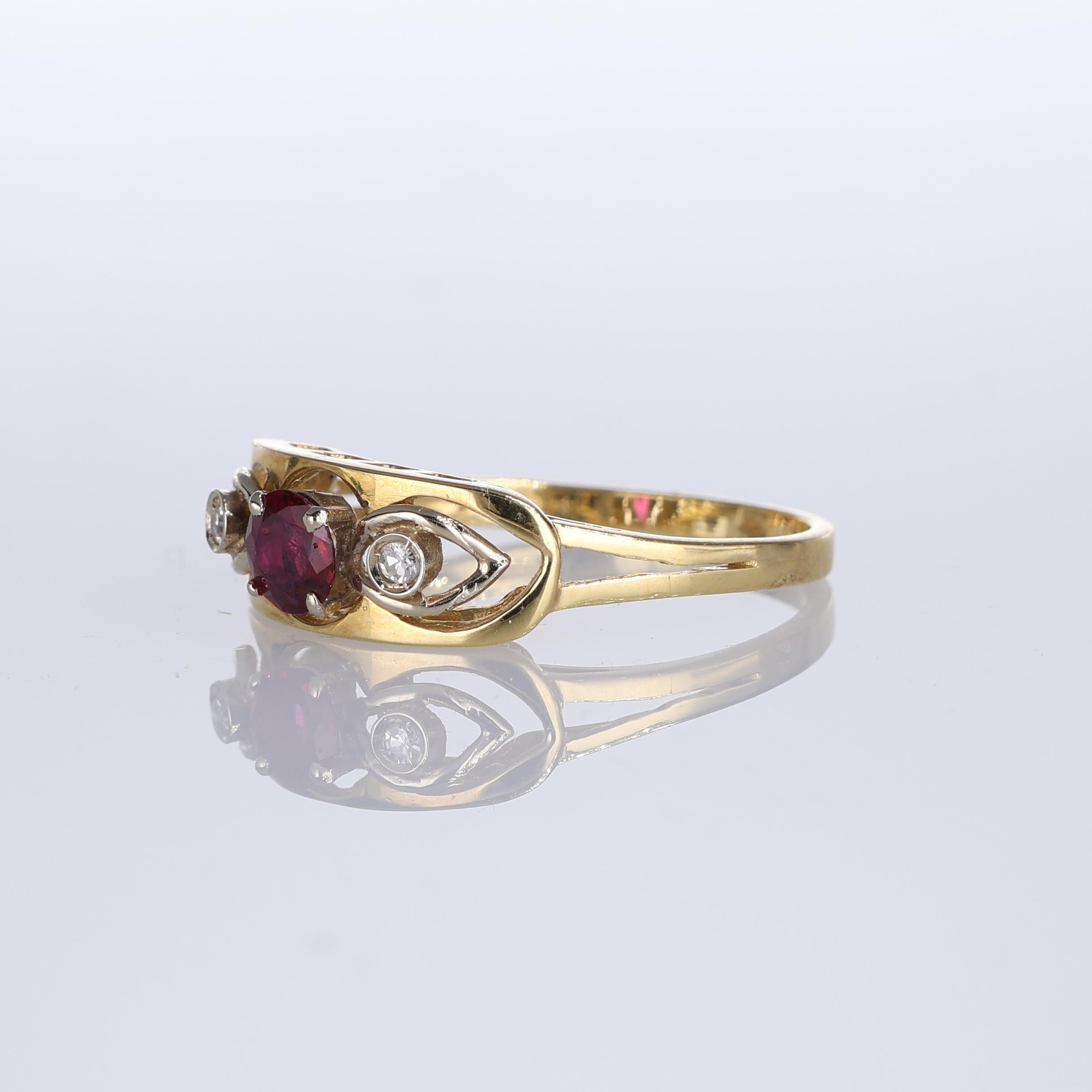 18K Yellow Gold Band Ring with Ruby and Diamonds In New Condition For Sale In Bergamo, BG