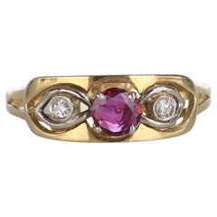 Anillo de oro amarillo de 18 quilates con rubí y diamantes