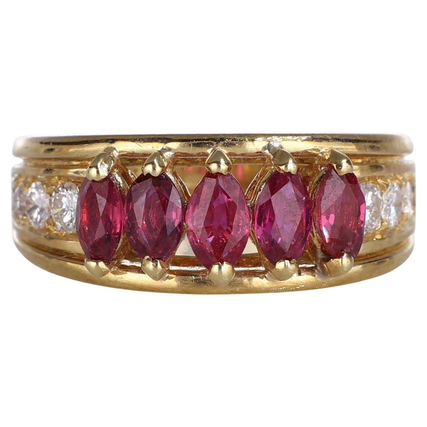 Anillo de Oro Amarillo de 18 K con Navettes de Rubí y Pavé de Diamantes