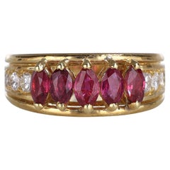 Anillo de Oro Amarillo de 18 K con Navettes de Rubí y Pavé de Diamantes