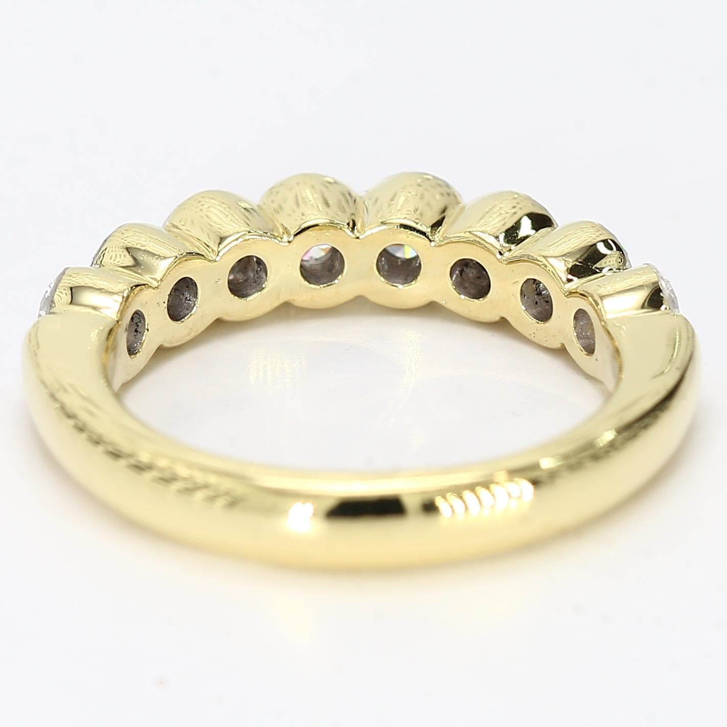 Taglio rotondo 18k Yellow Gold Band with Eight Bezel Set Diamonds - Size 4 in vendita