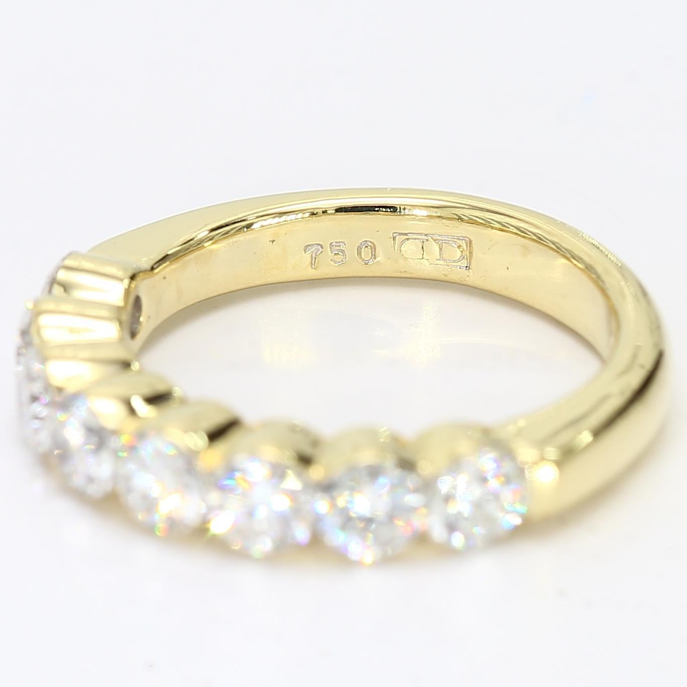 Donna 18k Yellow Gold Band with Eight Bezel Set Diamonds - Size 4 in vendita