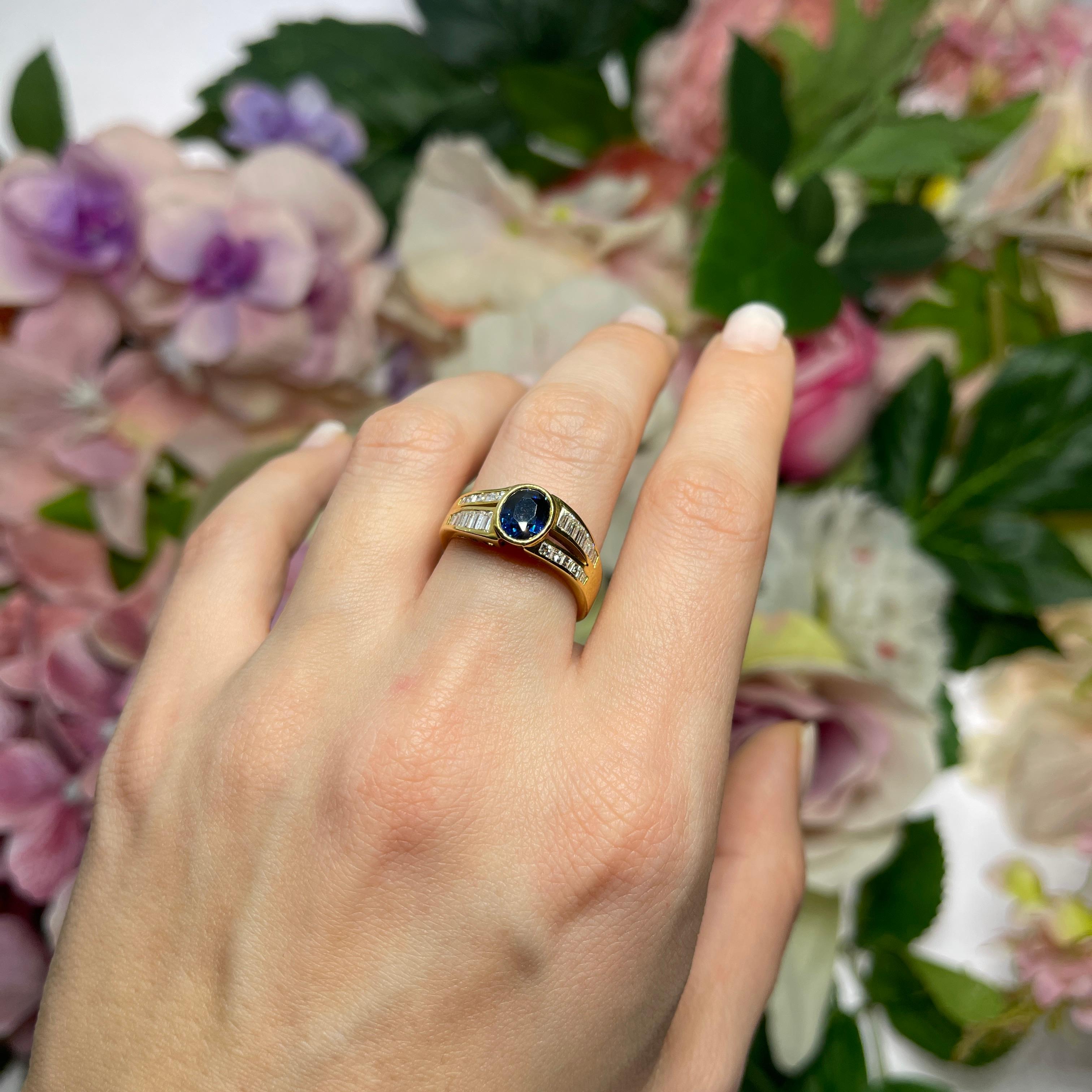 18K Yellow Gold Band with Oval Sapphire and Baguette Diamonds For Sale 2