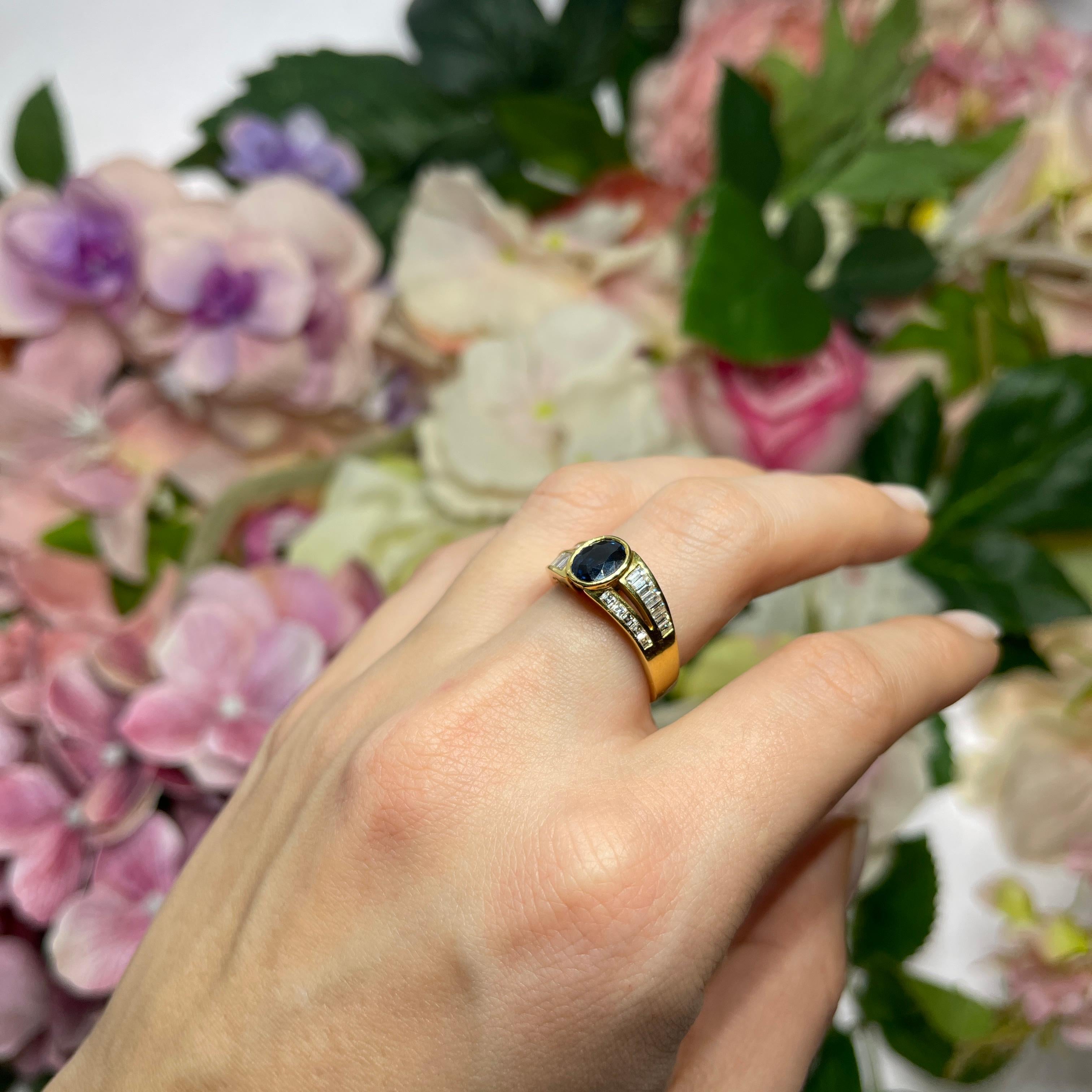 18K Yellow Gold Band with Oval Sapphire and Baguette Diamonds For Sale 3