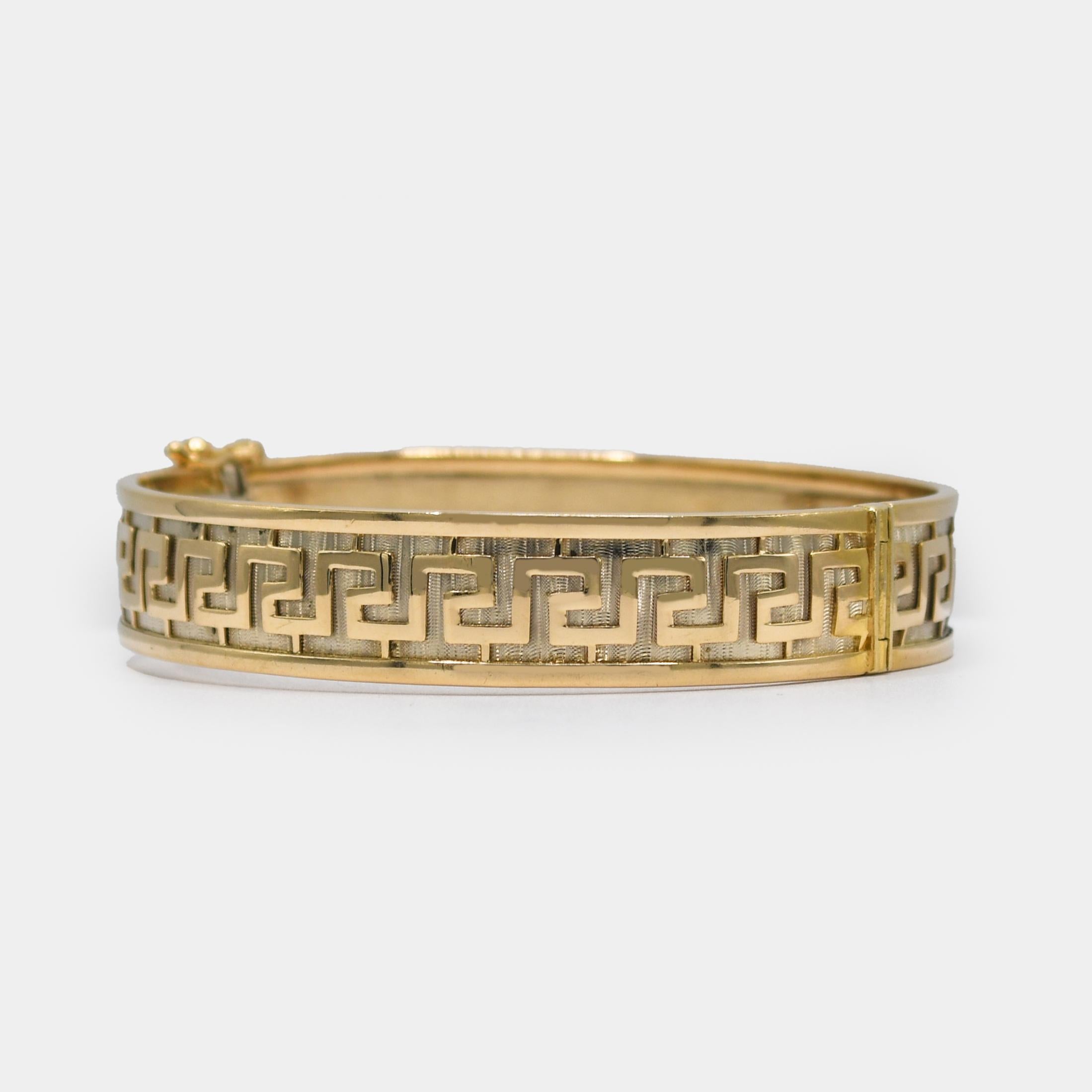 18K Yellow Gold Bangle Bracelet 28.9g
Ladies 18k yellow gold bangle bracelet.
Stamped 750 Italy and weighs 28.9 grams.
The bangle measures 12mm wide.
Inside circumference is 6 1/2 inches.
Two safety catches attached on the sides of the clasp.