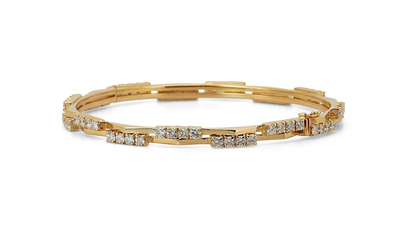 A gorgeous bracelet with a dazzling 3.2 carat round brilliant diamonds. The jewelry is made of 18K Yellow Gold with a high-quality polish. It comes with IGI certificate and a fancy jewelry box.

64 diamonds main stone of 3.2 carat
cut: round