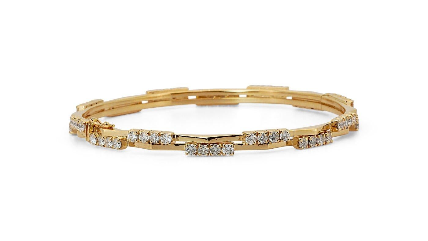 18k Yellow Gold Bangle Bracelet with 3.2ct Natural Diamonds IGI Certificate In New Condition For Sale In רמת גן, IL