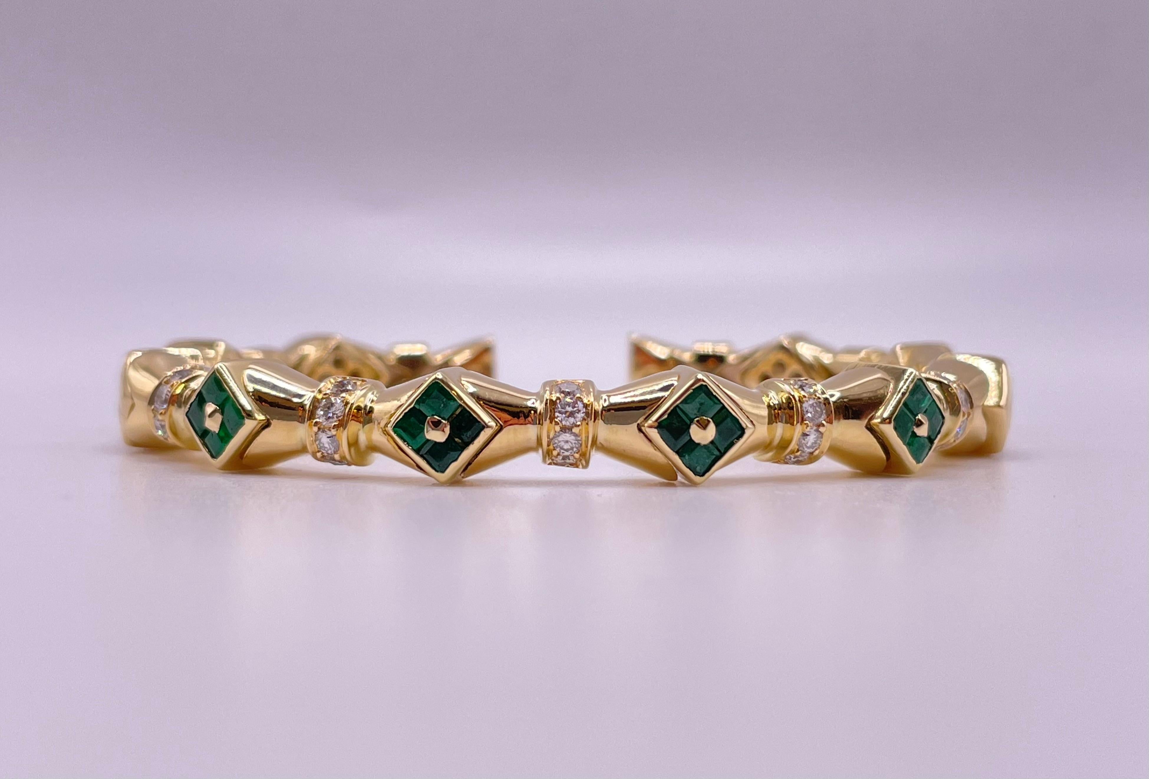 18k Yellow Gold Bangle Diamond Emerald  In Excellent Condition For Sale In Firenze, FI