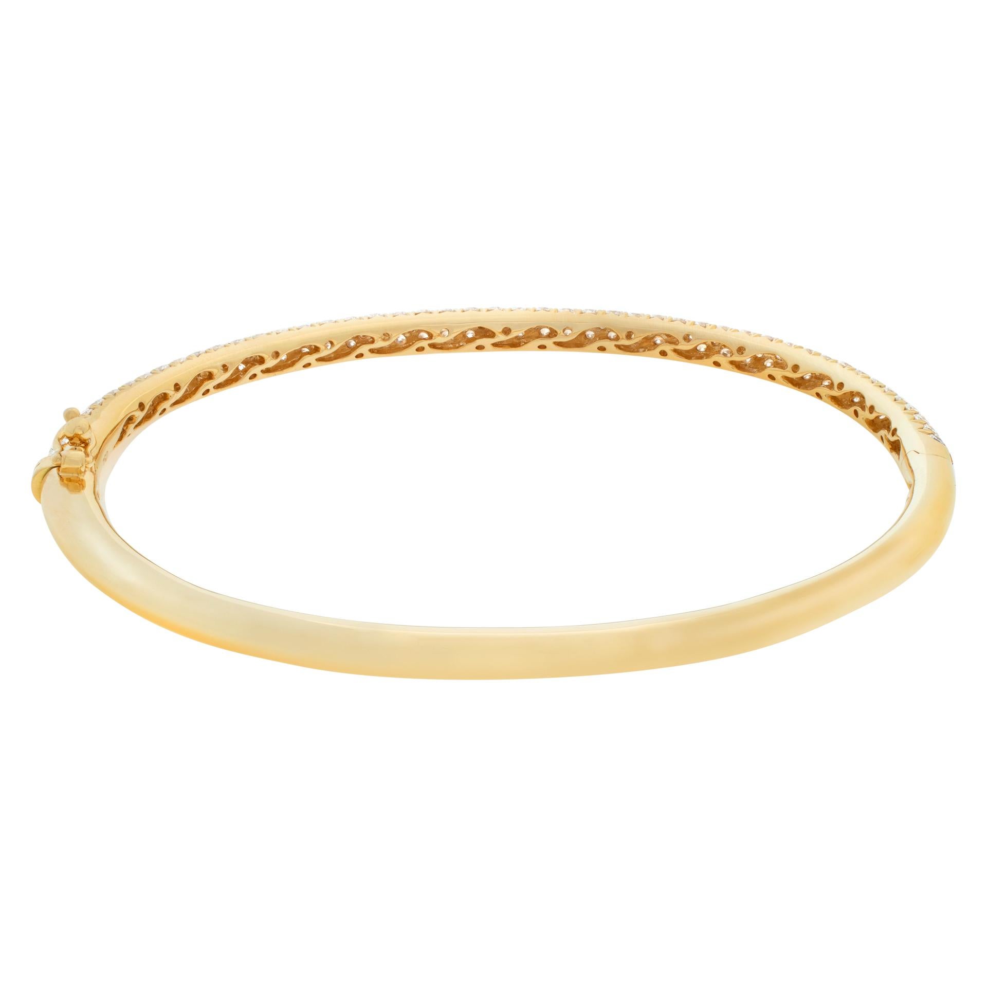 18k Yellow Gold Bangle with 2.86 Carats in Brilliant Round Cut Pave Diamonds In Excellent Condition For Sale In Surfside, FL