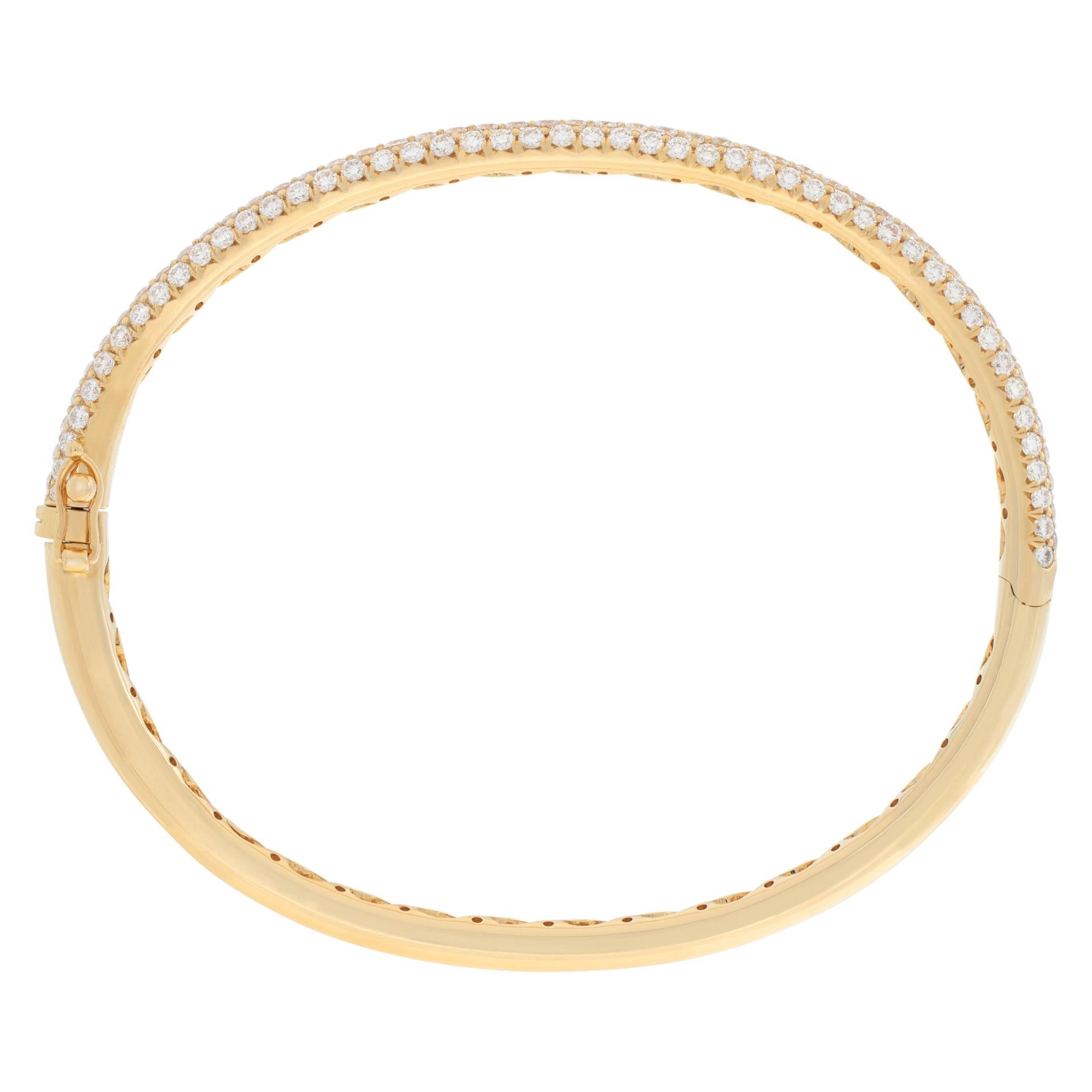 Women's 18k Yellow Gold Bangle with 2.86 Carats in Brilliant Round Cut Pave Diamonds For Sale