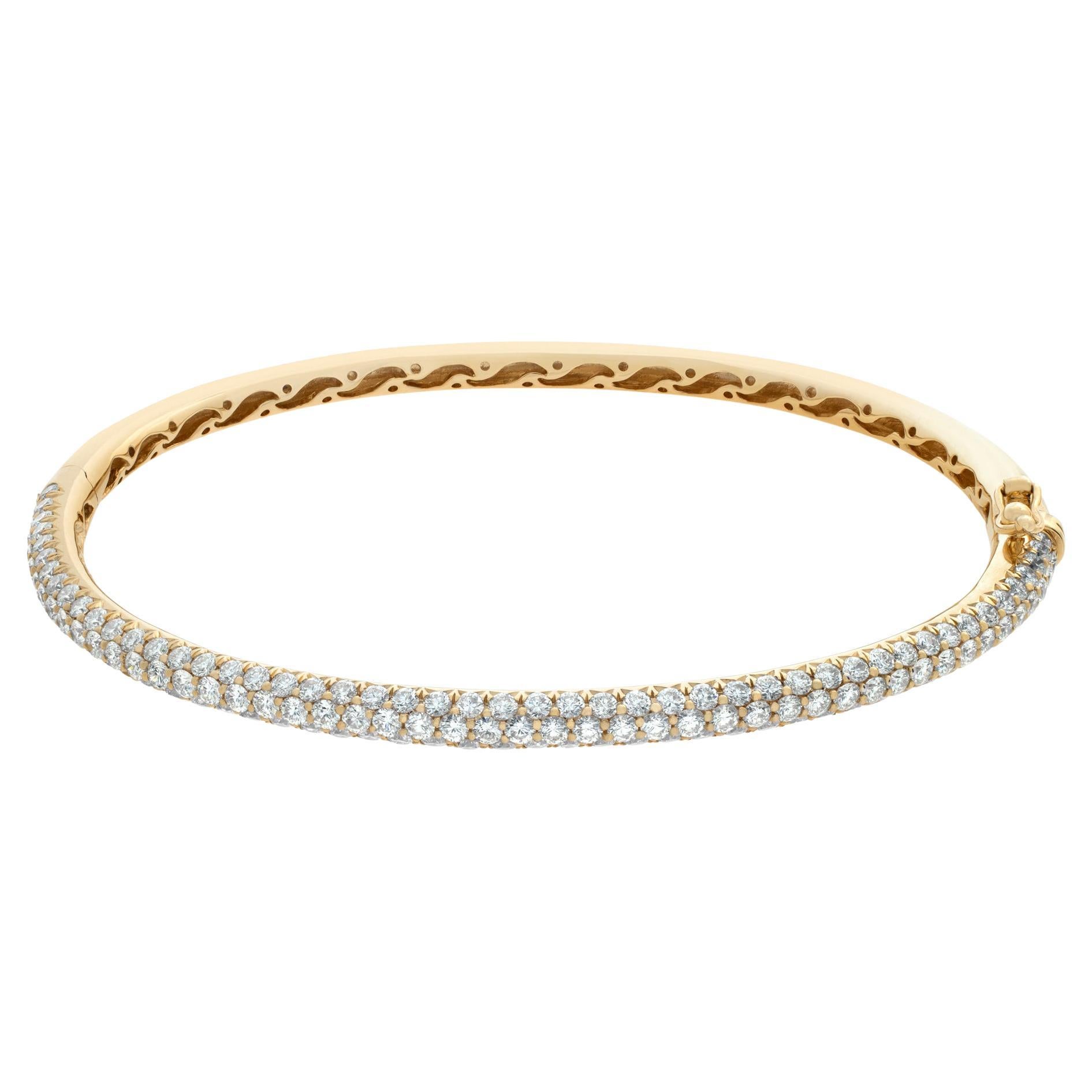 18k Yellow Gold Bangle with 2.86 Carats in Brilliant Round Cut Pave Diamonds For Sale