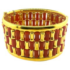 18k Yellow Gold Bangle with Coral Gemstone