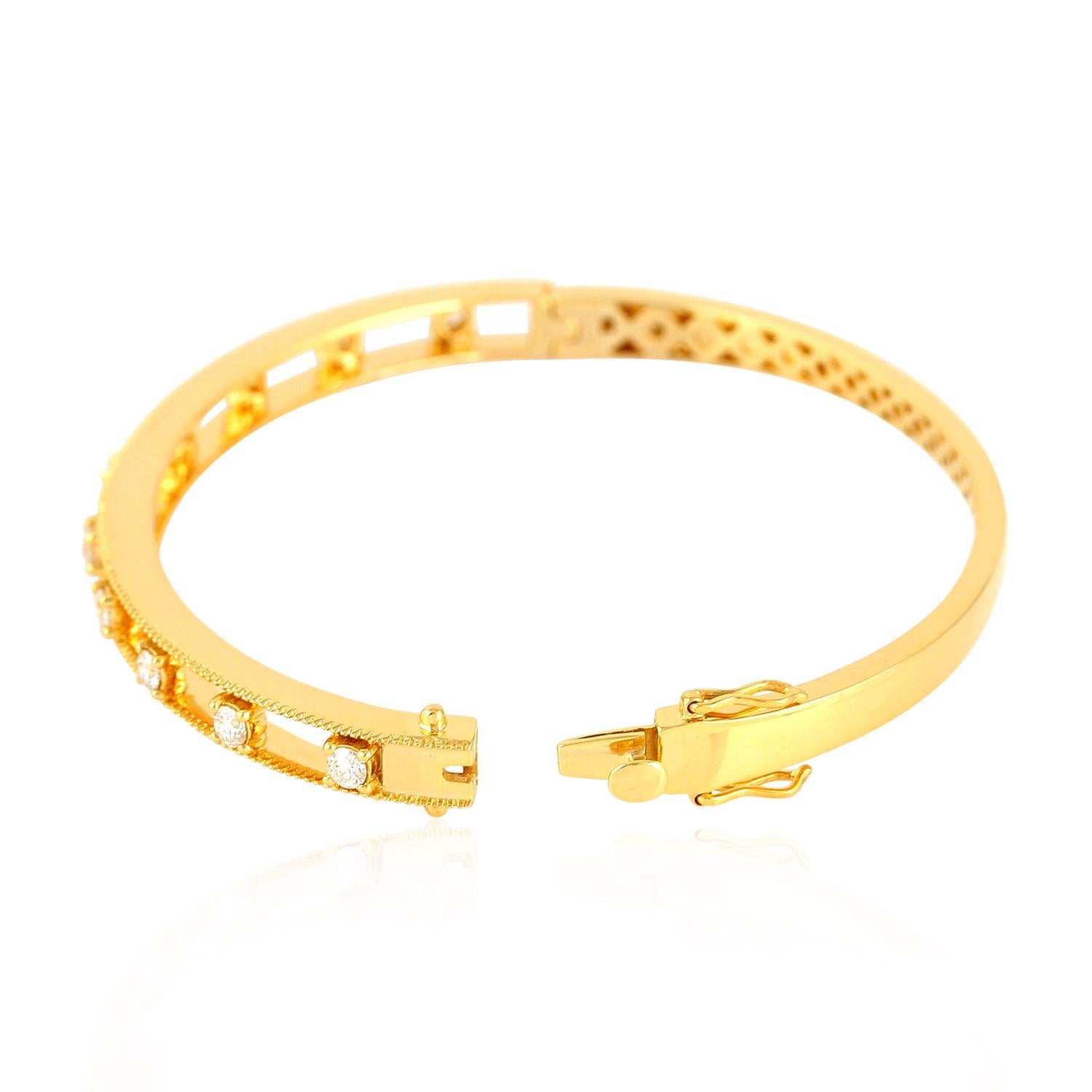 This lovely oval shape diamond 18K yellow gold bangle is open-able on side with open box clasp with safety locks on side. This is a very fine bangle to stack with your favorite bangles. 

18Kt: 18.116g
Diamond: 0.82Ct
