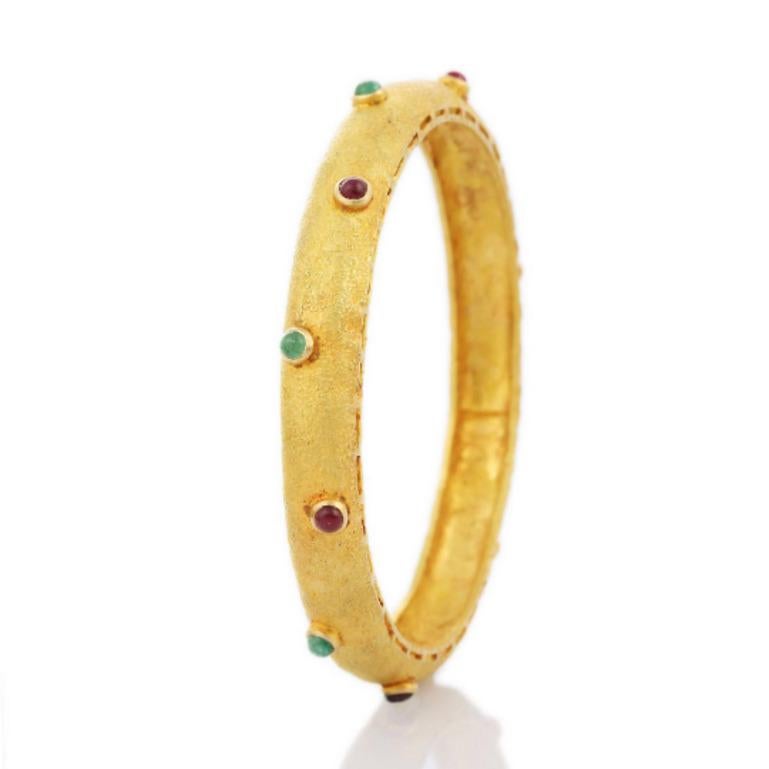 18K Yellow Gold Bangle with Emerald and Ruby In New Condition For Sale In Houston, TX