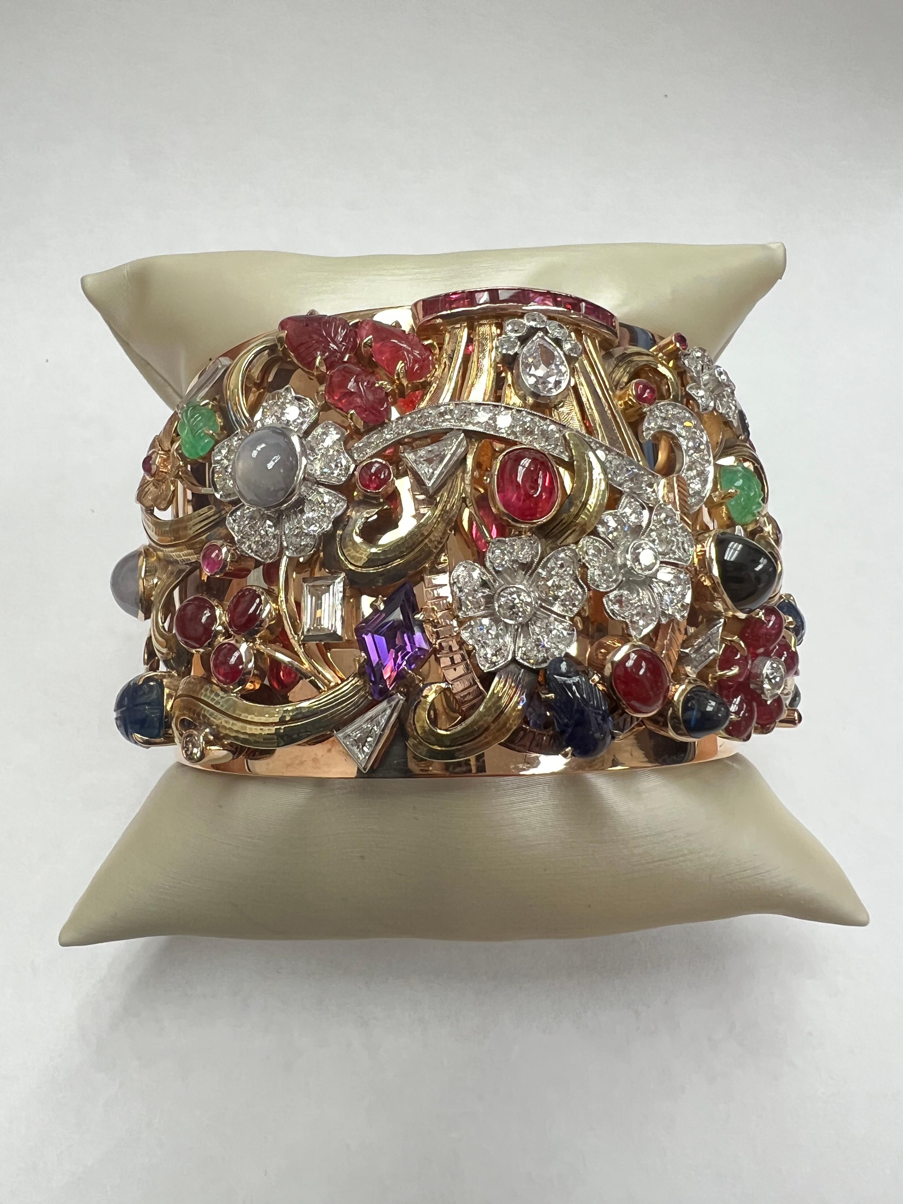 Ce magnifique bracelet entièrement naturel est orné de pierres mixtes et de diamants ronds. Il s'agit d'une pièce essentielle de la collection de bijoux de tout un chacun. Elle a été soigneusement fabriquée à la main à Los Angeles, en Californie, et