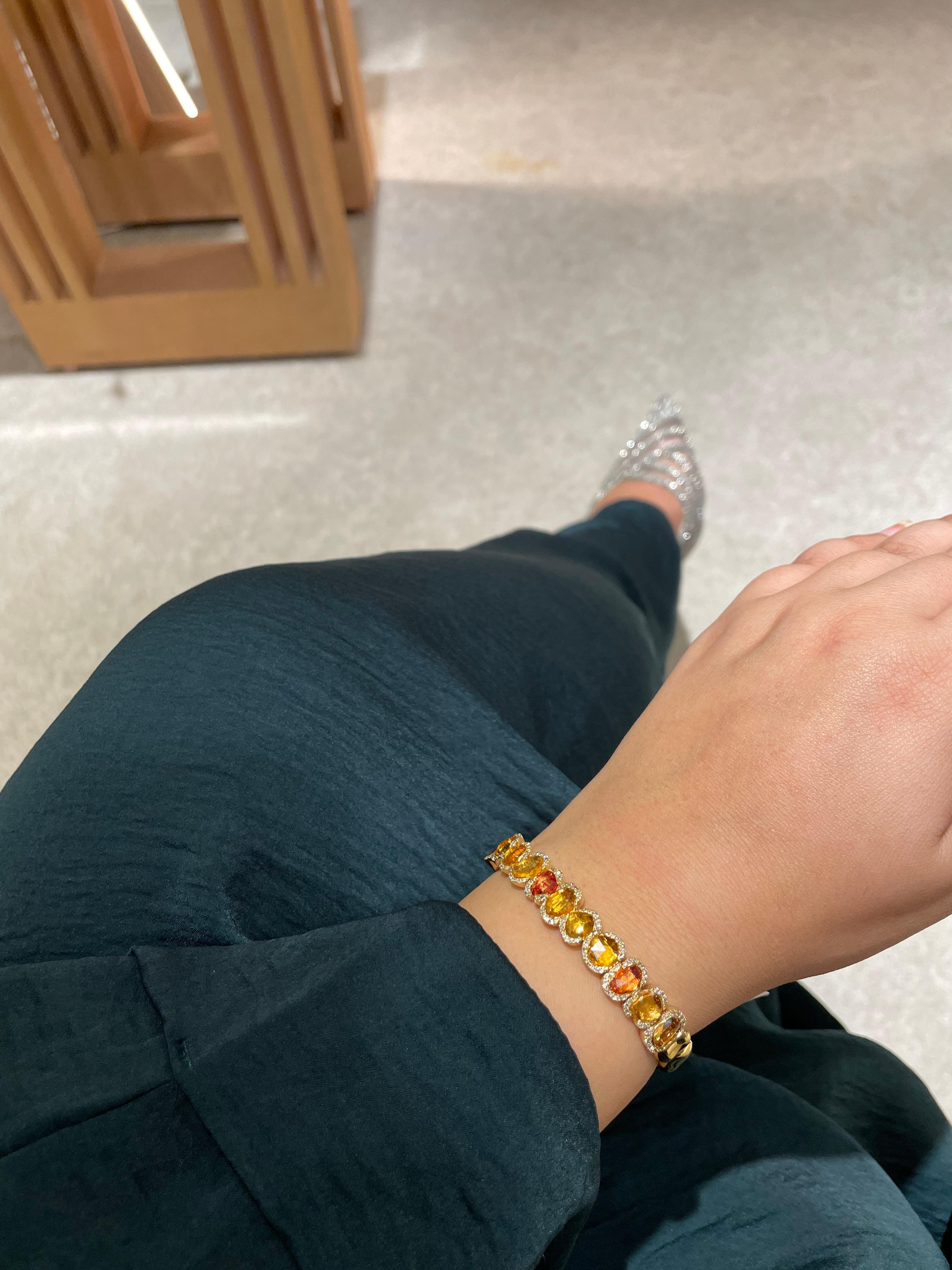 Bracelet en or jaune 18K avec saphirs orange et diamants ronds

Rayonnant de chaleur et d'élégance, ce bracelet exquis est réalisé en or jaune 18K et orné d'un dégradé vibrant de saphirs orange t. Chaque saphir est magnifiquement entouré d'un halo