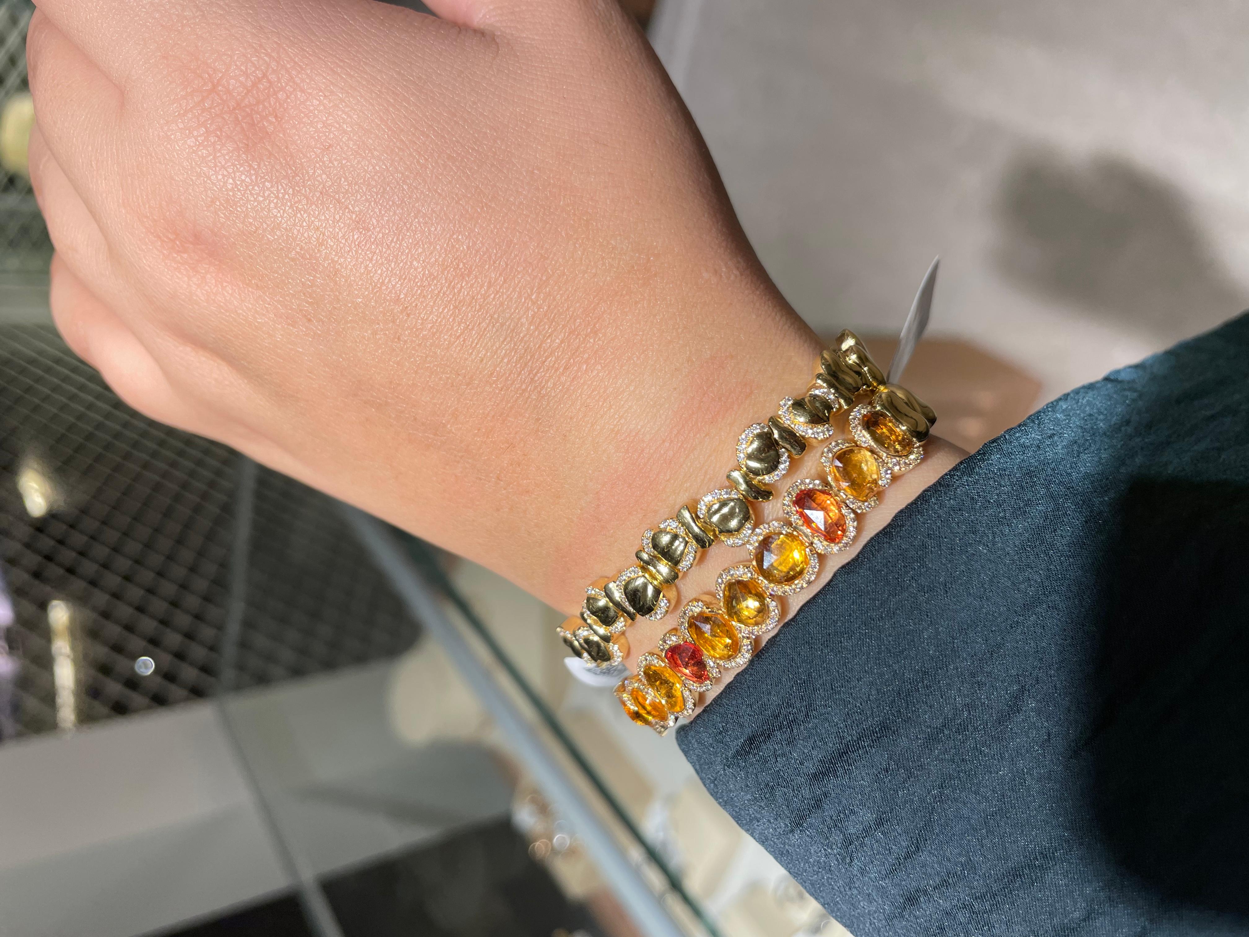 Poli au tonneau Bracelet jonc en or jaune 18 carats avec saphirs orange et diamants taille ronde en vente