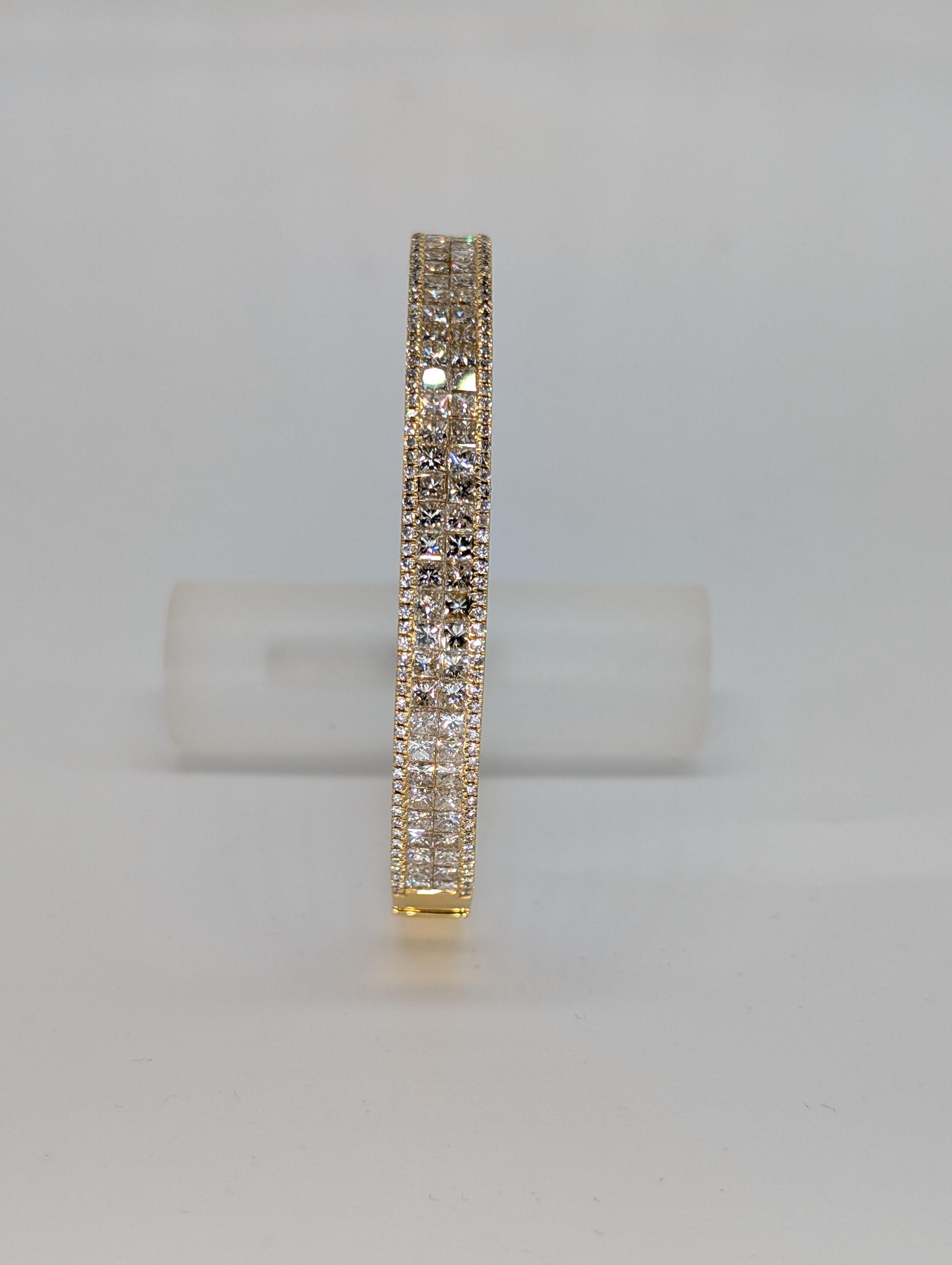 Questo elegante braccialetto in oro giallo 18 carati presenta una splendida combinazione di diamanti con taglio princess e rotondo, splendidamente incastonati in una montatura invisibile per creare uno scintillio continuo e senza soluzione di