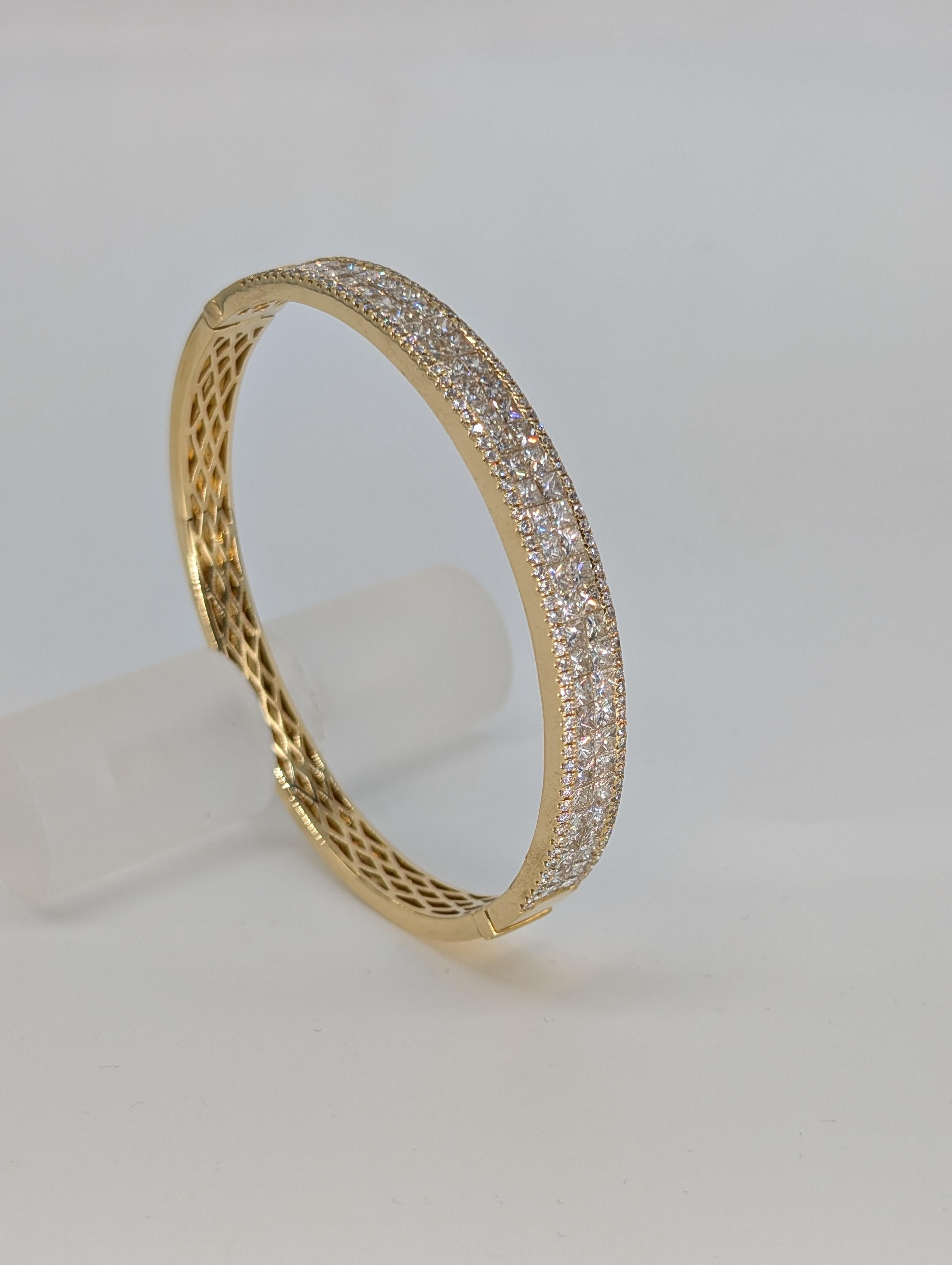 Taglio princess Bangle in oro giallo 18K con diamanti rotondi e taglio Princes per un totale di 6,55 carati in vendita