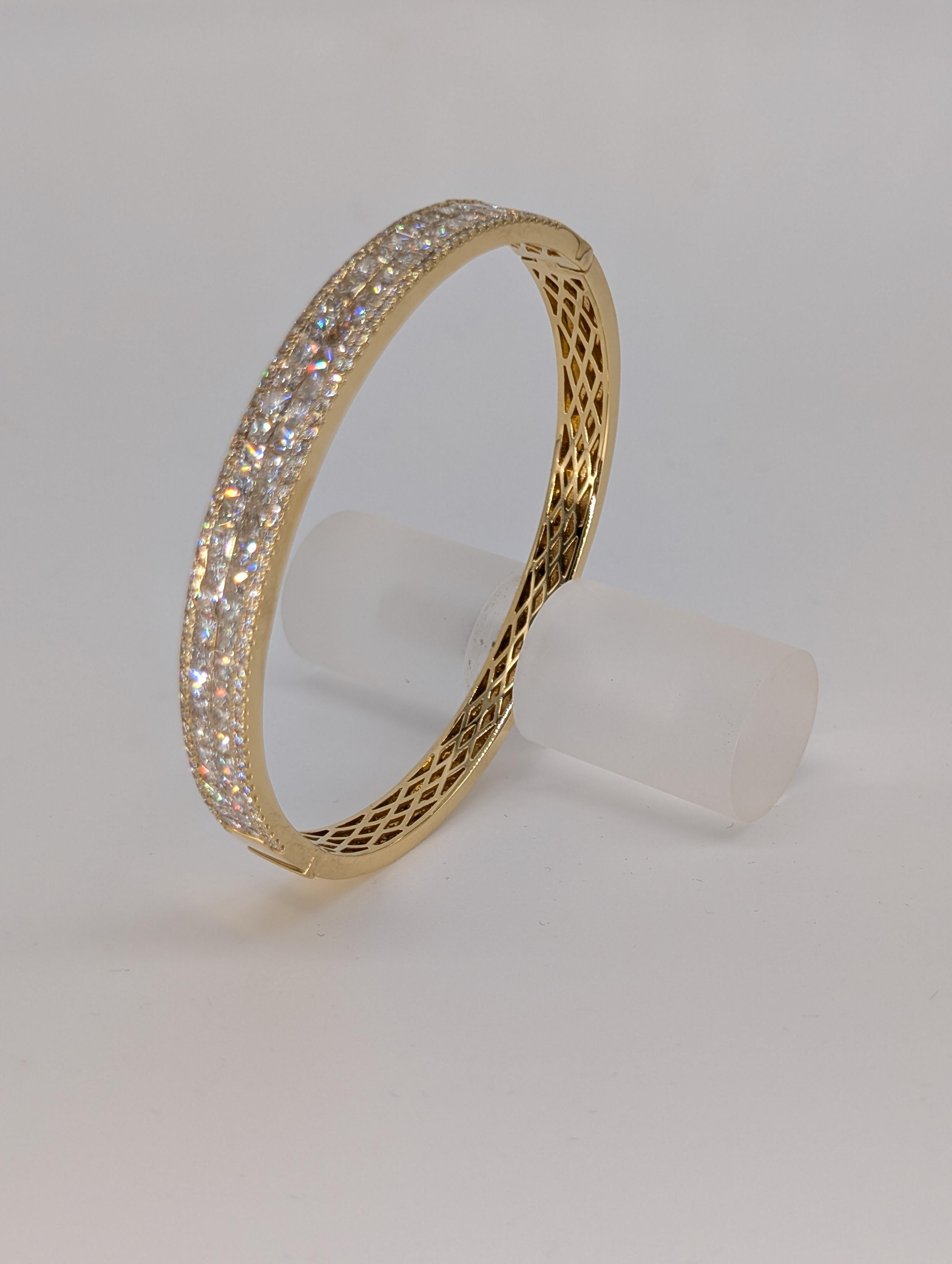 Bangle in oro giallo 18K con diamanti rotondi e taglio Princes per un totale di 6,55 carati In condizioni Nuovo in vendita a New York, US