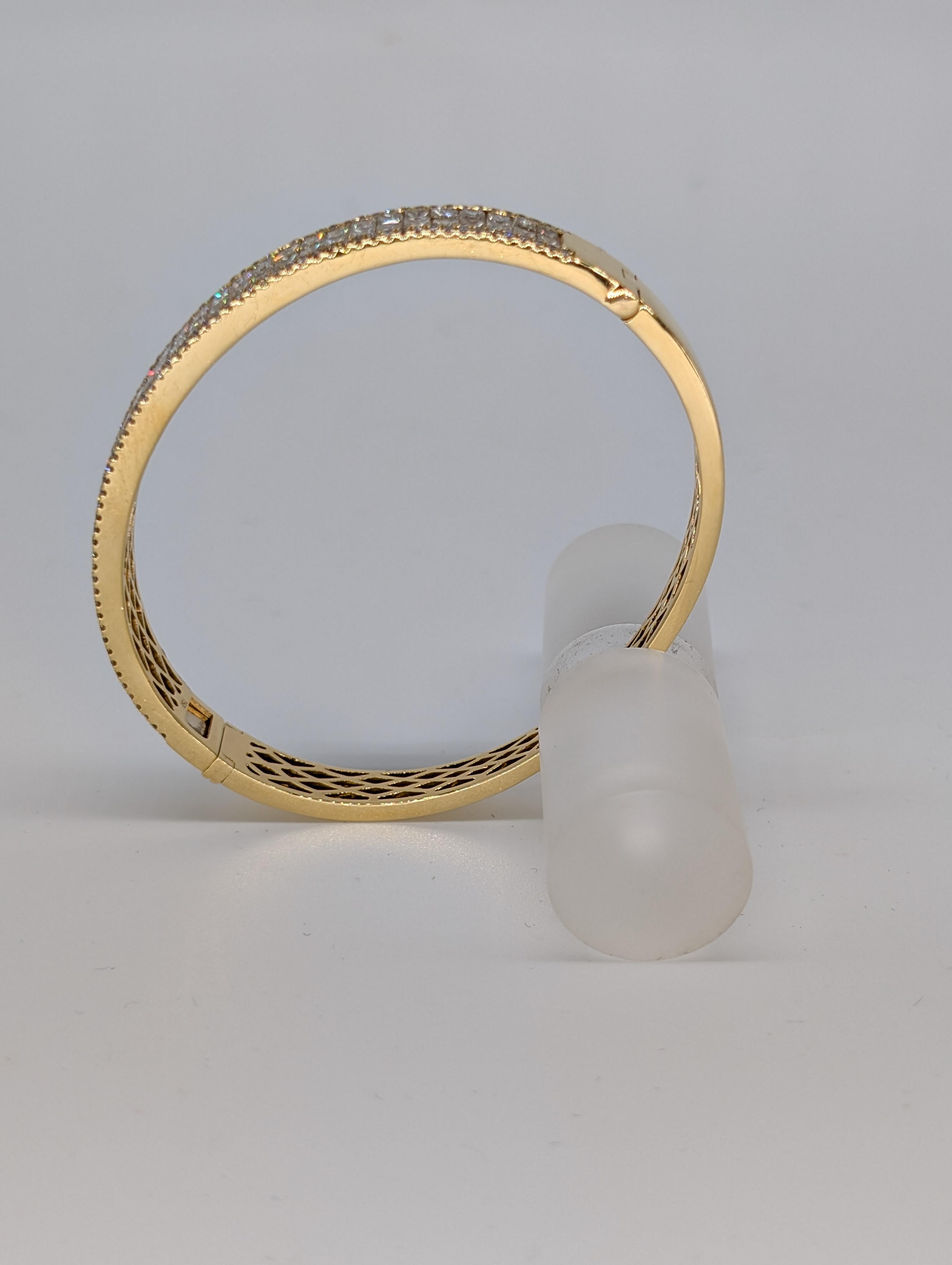 da uomo o donna Bangle in oro giallo 18K con diamanti rotondi e taglio Princes per un totale di 6,55 carati in vendita