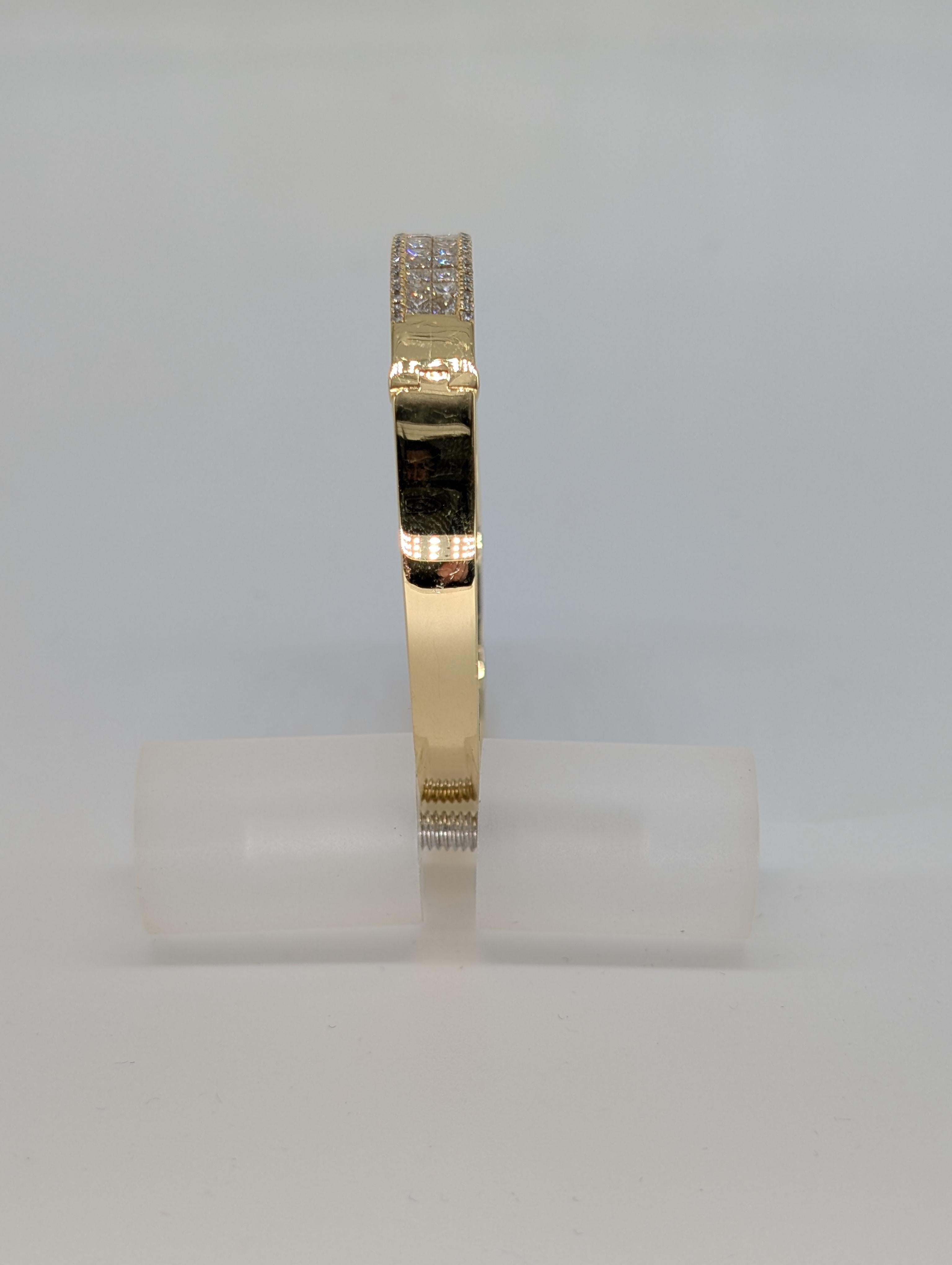 Bangle in oro giallo 18K con diamanti rotondi e taglio Princes per un totale di 6,55 carati in vendita 1