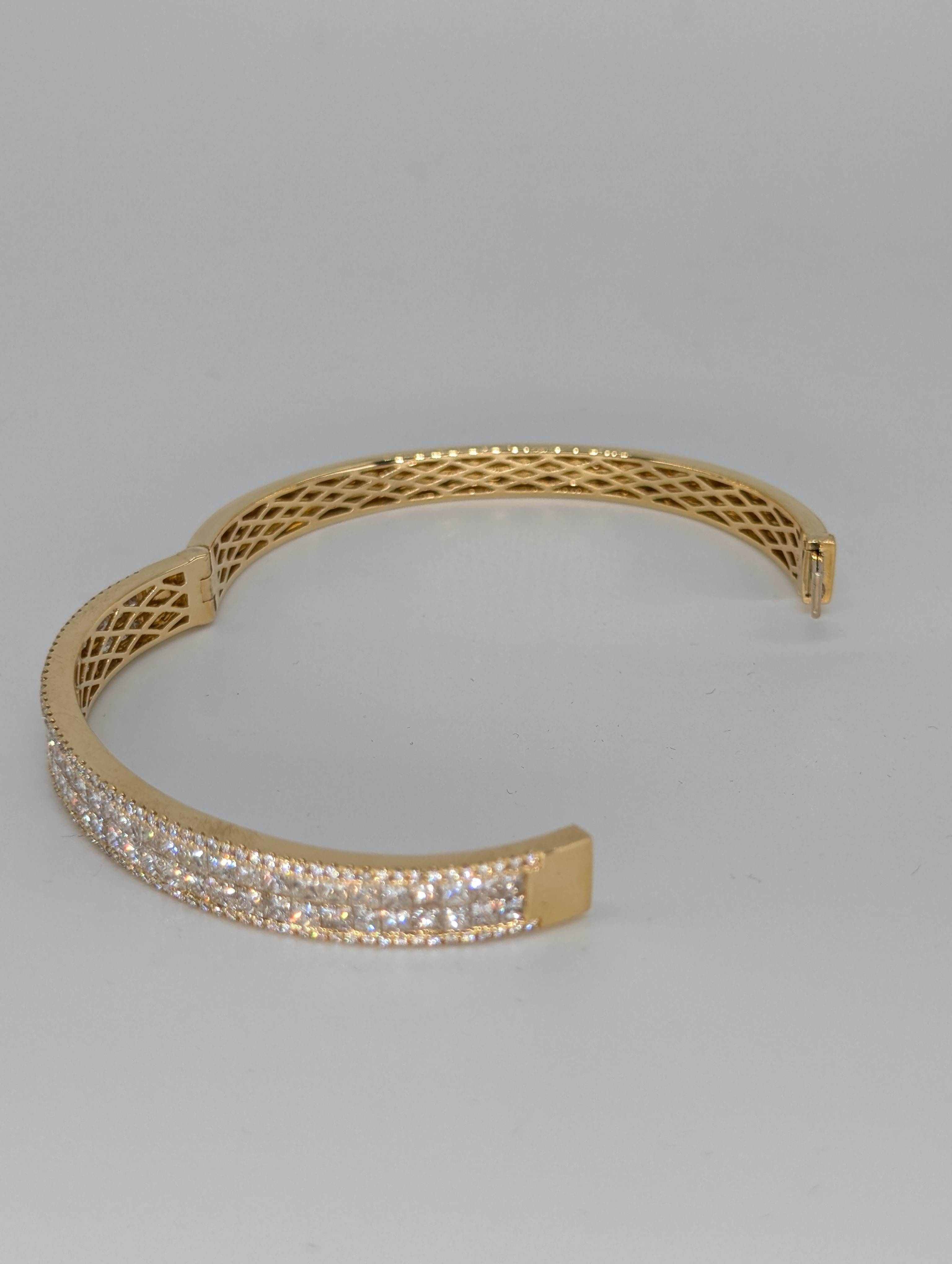 Bangle in oro giallo 18K con diamanti rotondi e taglio Princes per un totale di 6,55 carati in vendita 2