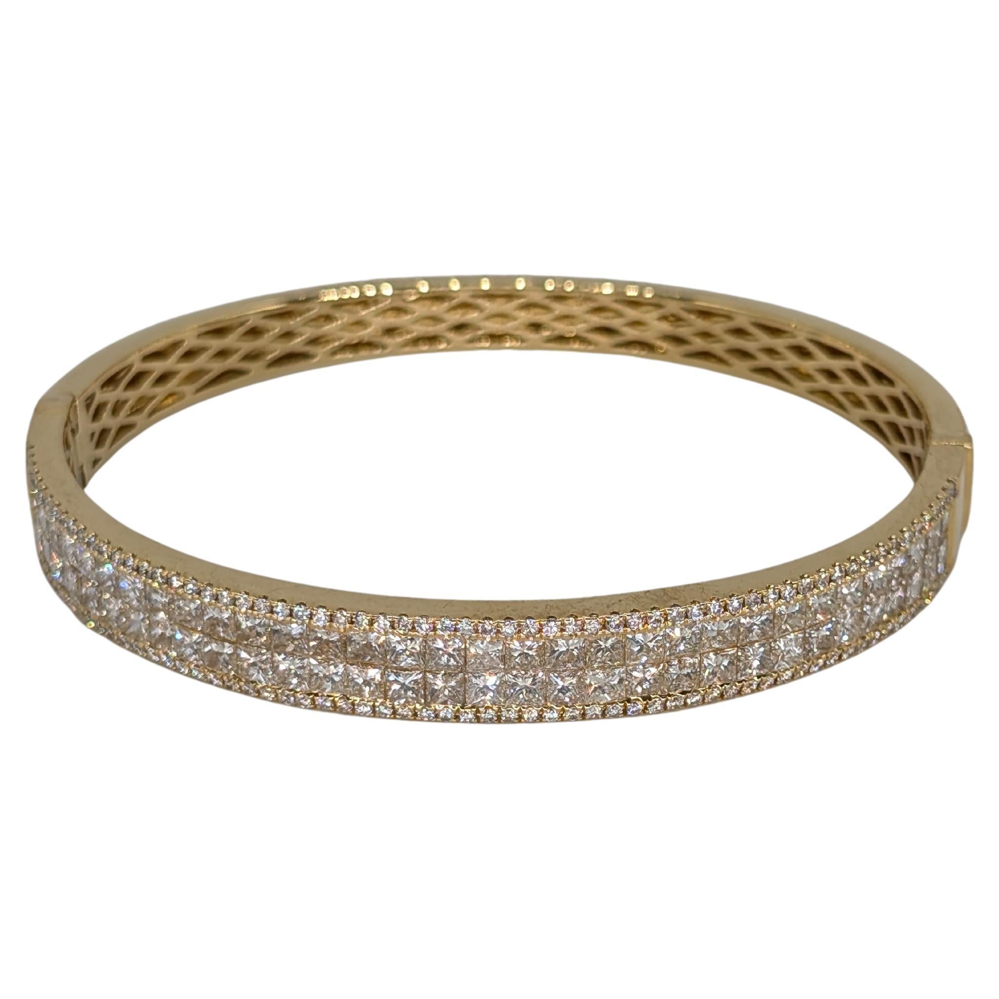 Bangle in oro giallo 18K con diamanti rotondi e taglio Princes per un totale di 6,55 carati in vendita