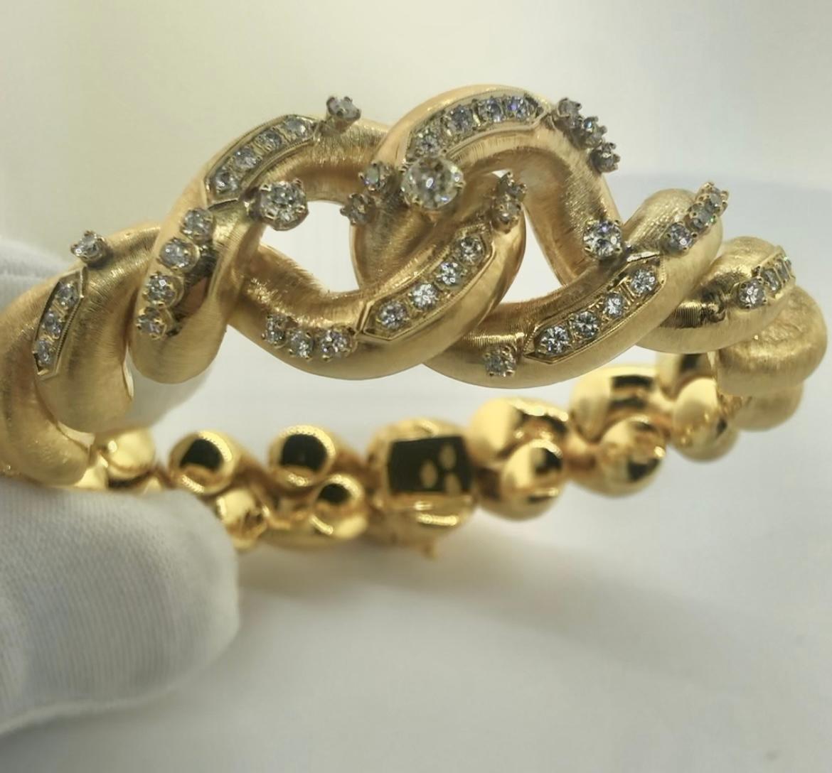 18k Yellow Gold Bangle with White Round Diamonds 2.15 tcw In New Condition For Sale In Los Angeles, CA