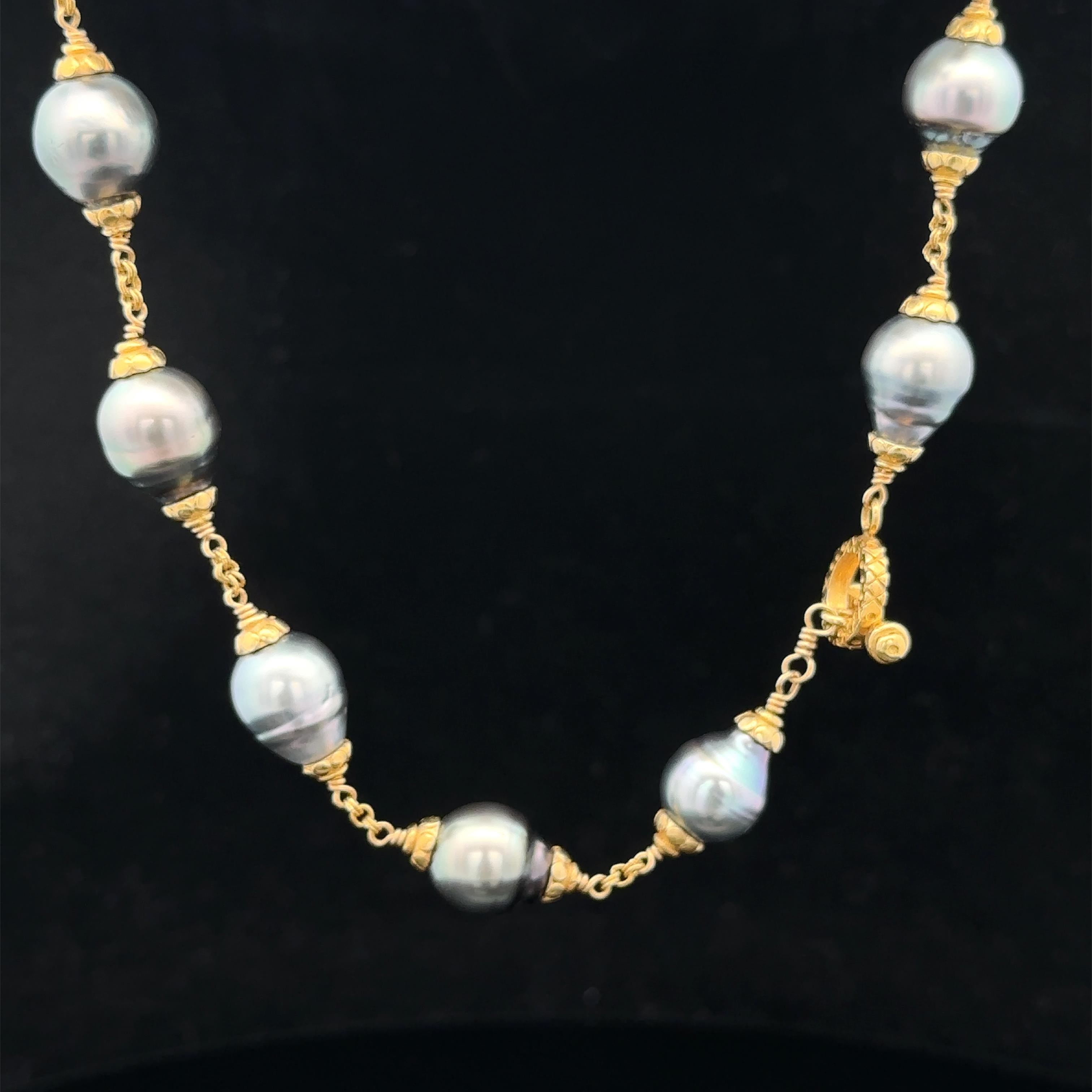 --Pierre(s) :...
(19) Véritables perles de culture de Tahiti - Formes baroques - Couleur grise avec des reflets verts et roses - Très beau lustre - 8.8-12mm de largeur (approx.)

MATERIAL : Or jaune 18k massif
Poids : 42,61 grammes (brut)
Type :