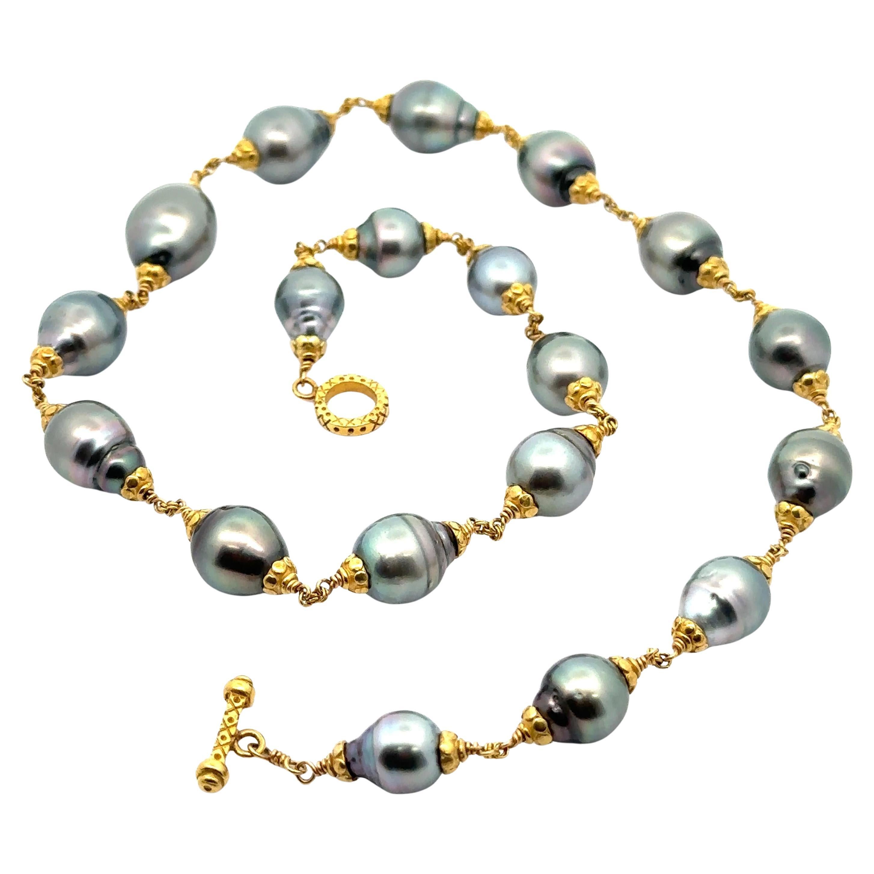 Collana con fili di perle di Tahiti barocche in oro giallo 18 carati con chiusura a ginocchiera