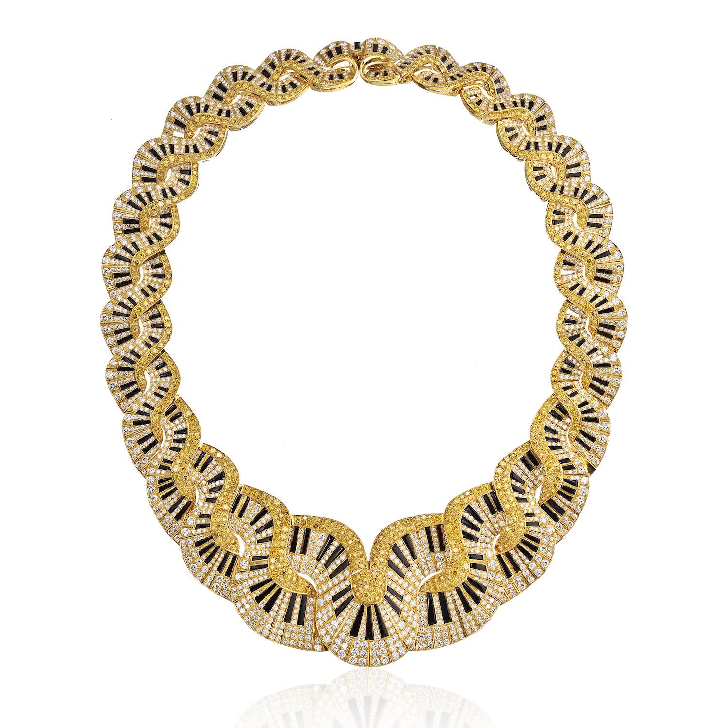 Das Tragen von Statement-Halsketten kann Ihre Garderobe aufwerten und Ihre Outfits verändern.

Glamouröses, mit weißen und gelben Diamanten besetztes Diamant-Latzcollier mit schwarzen Onyx-Klaviertasten. Gefertigt aus 18K Gelbgold.

Diese Halskette